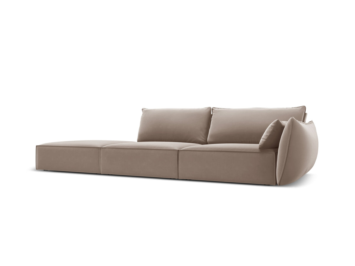 Sofa aksamitna z otomaną lewostronną 4-osobowa KAELLE cappuccino – ujęcie boczne