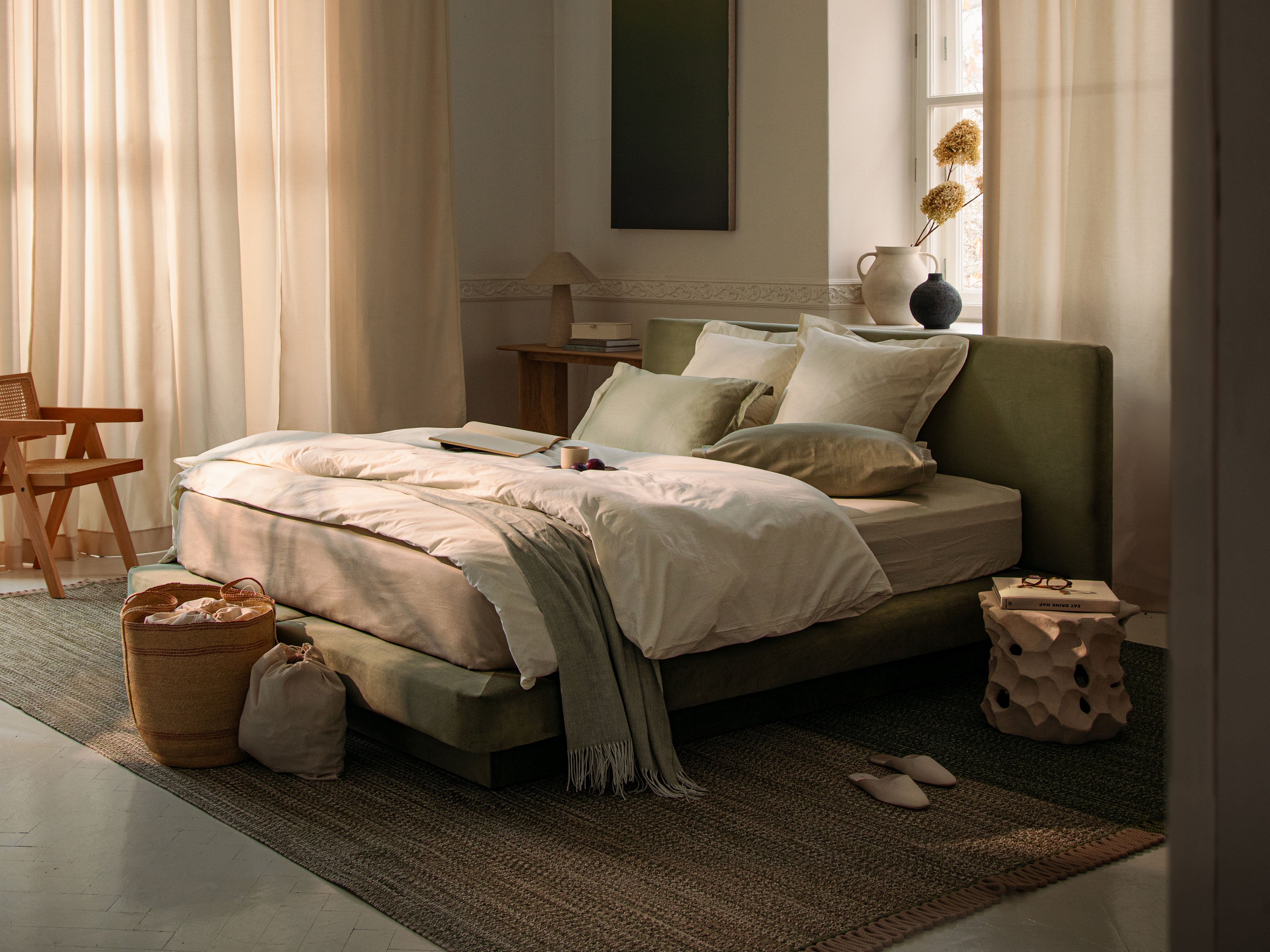 LINEA Velvet Bed in Navy Blue