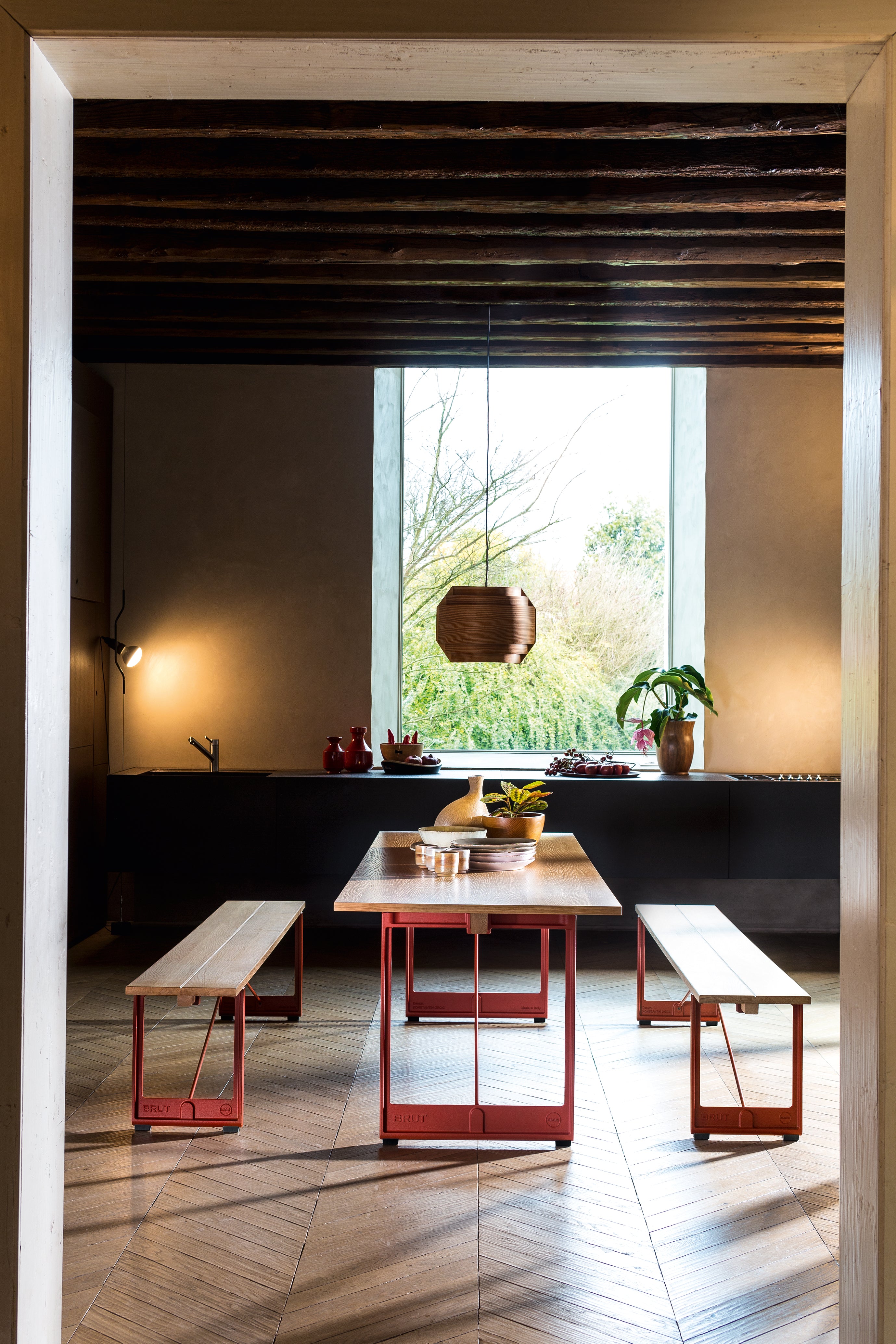BRUT table red base