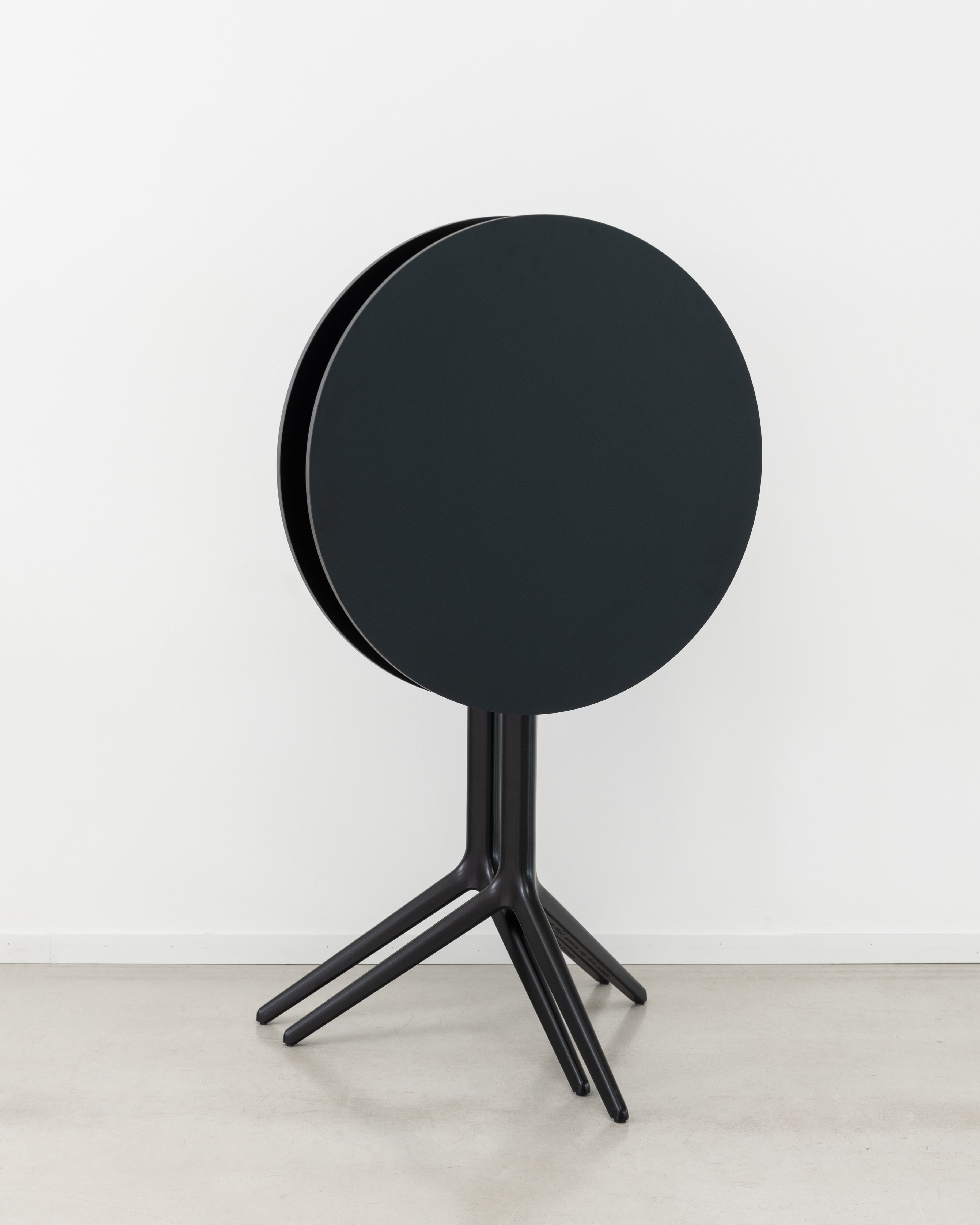 CENTRAL round folding table polished aluminum