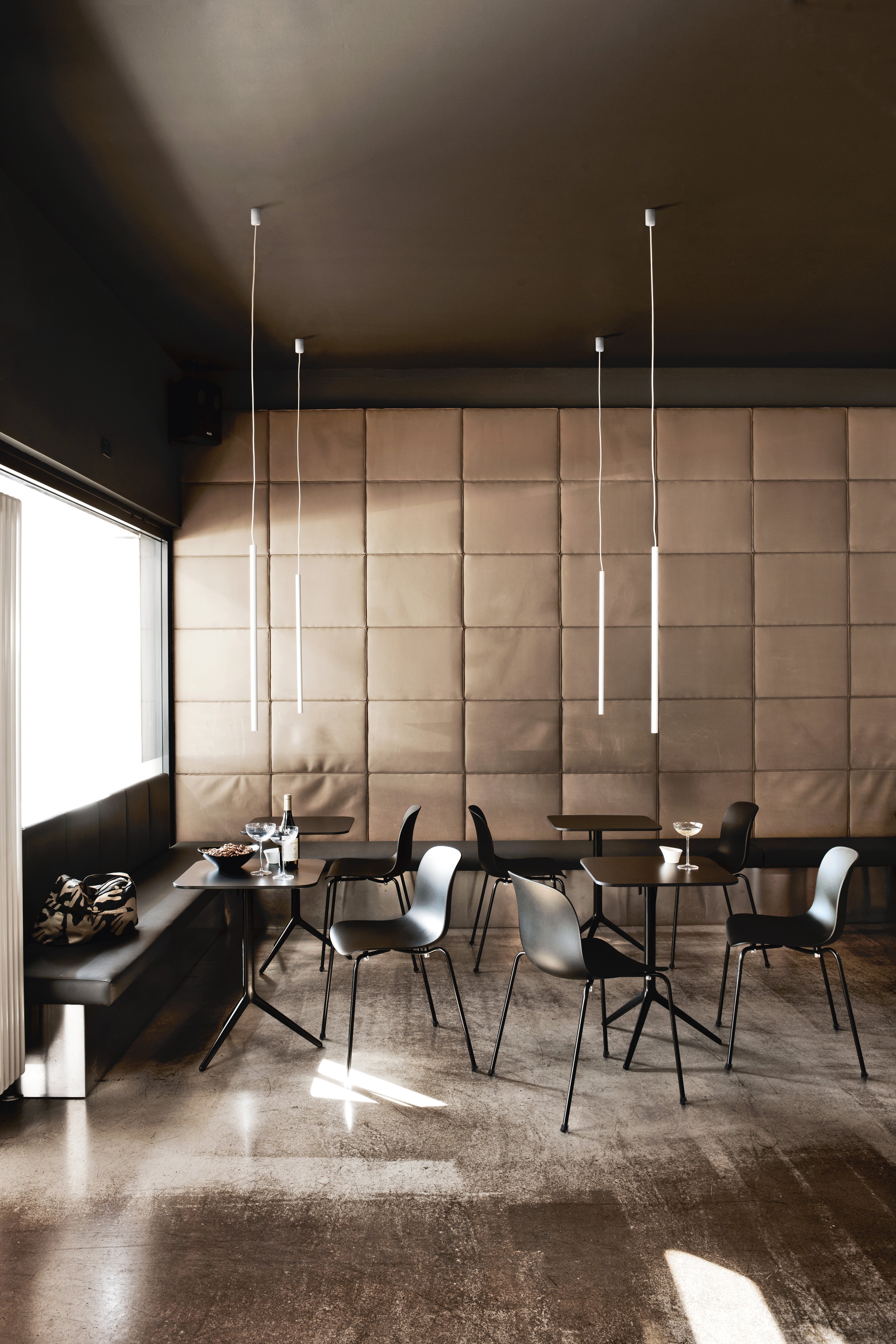 CENTRAL round folding table polished aluminum
