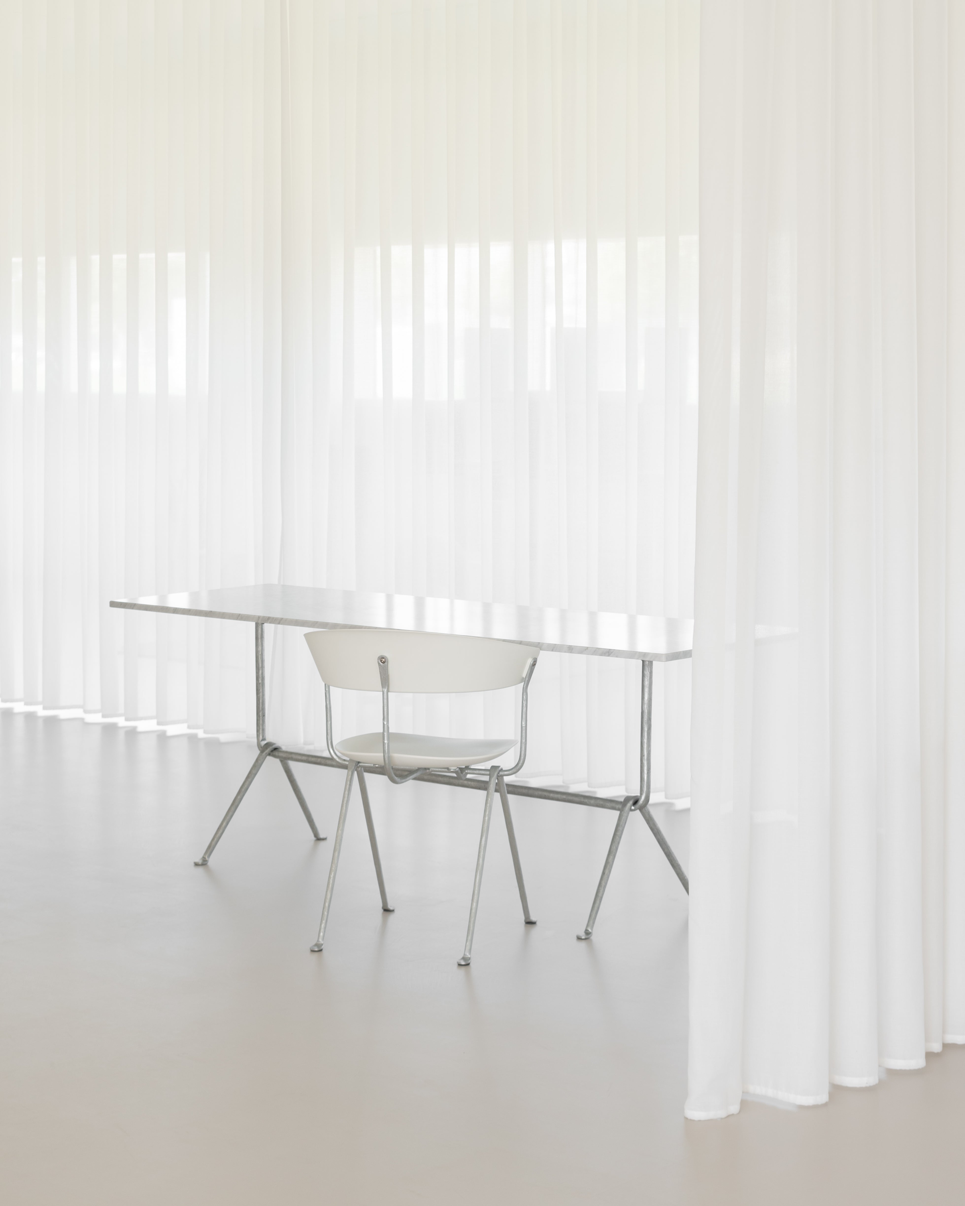OFFICINA chair with a metal base and white seat