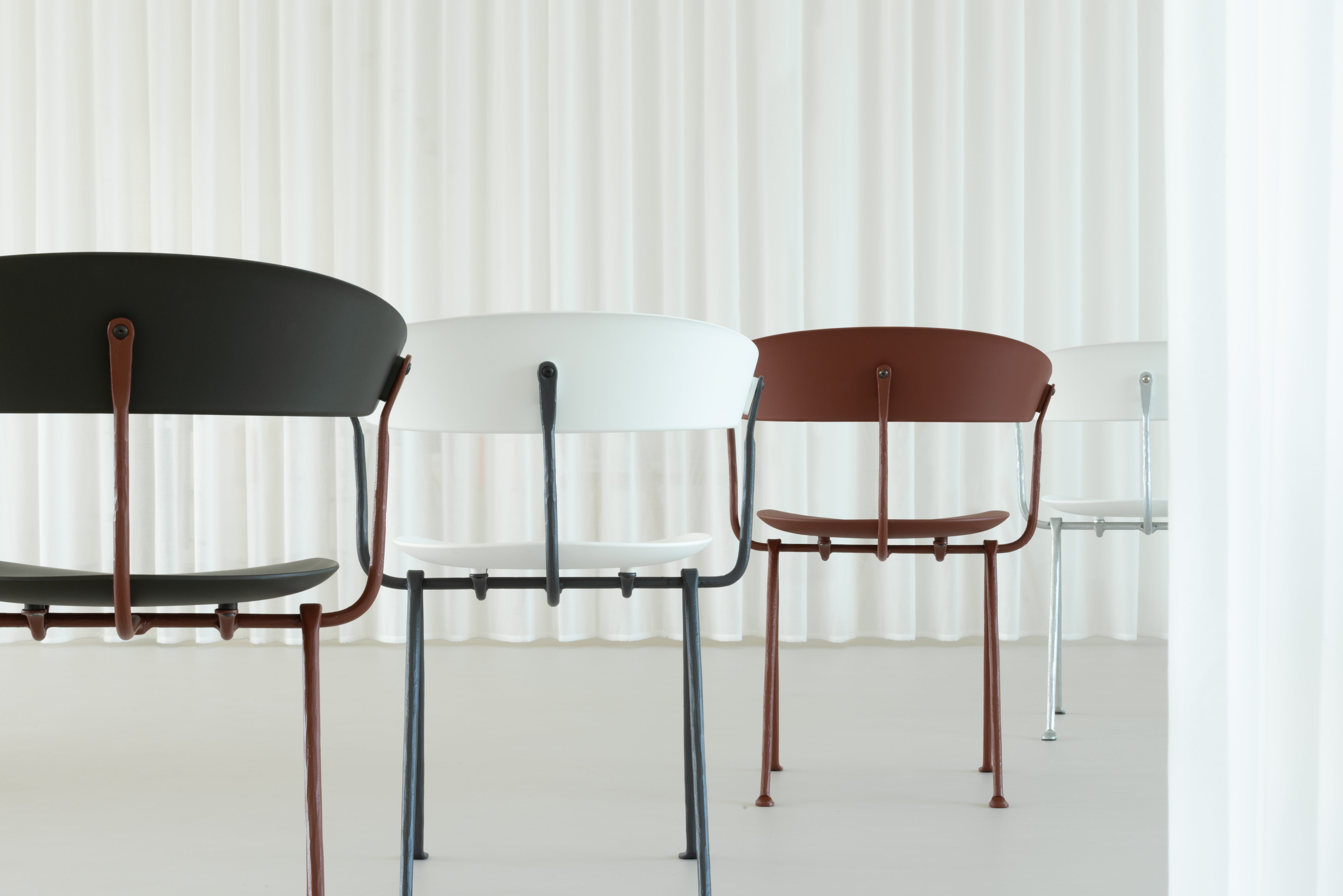 OFFICINA chair with a brown base and black seat