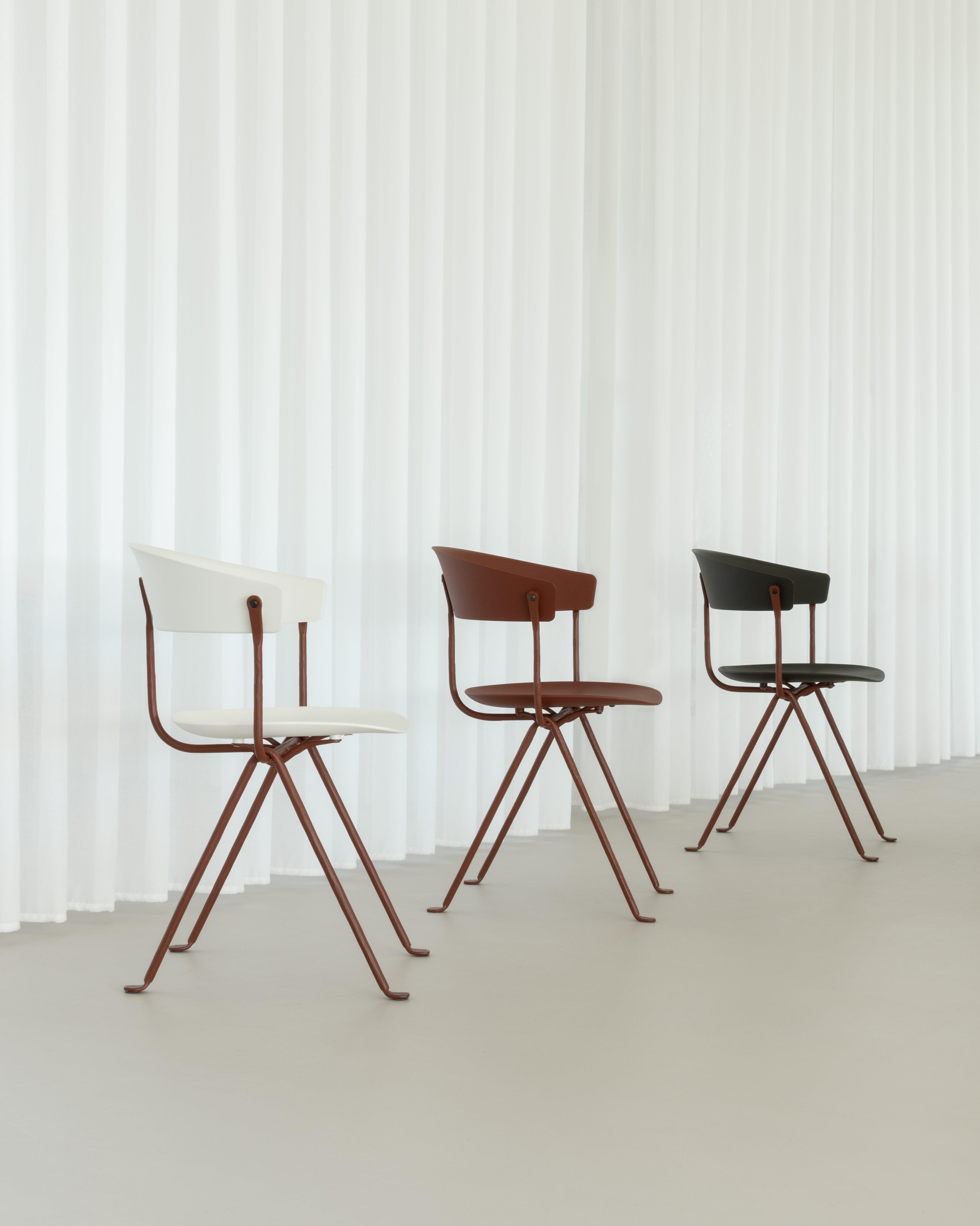 OFFICINA chair with a metal base and white seat