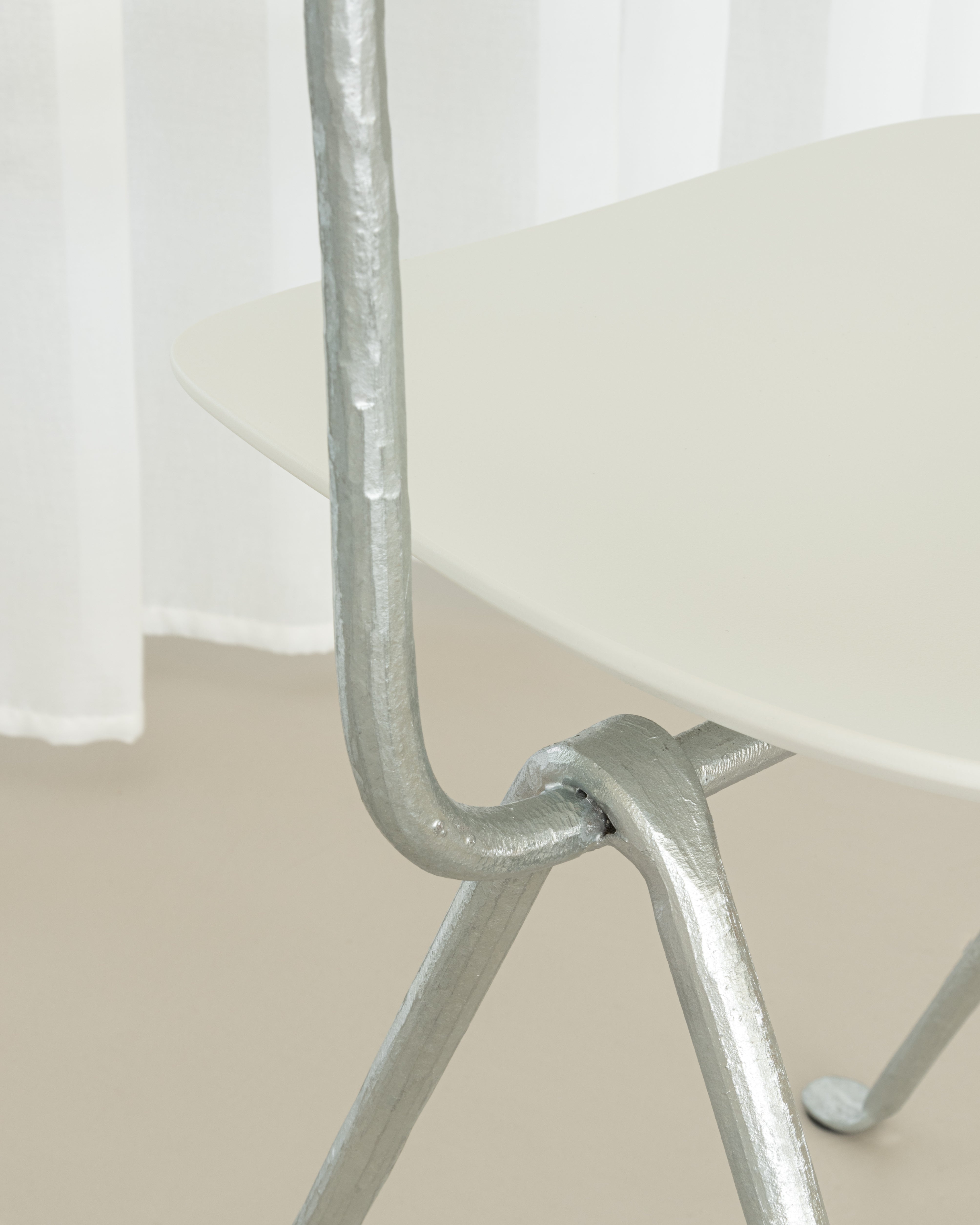 OFFICINA chair with a metal base and white seat