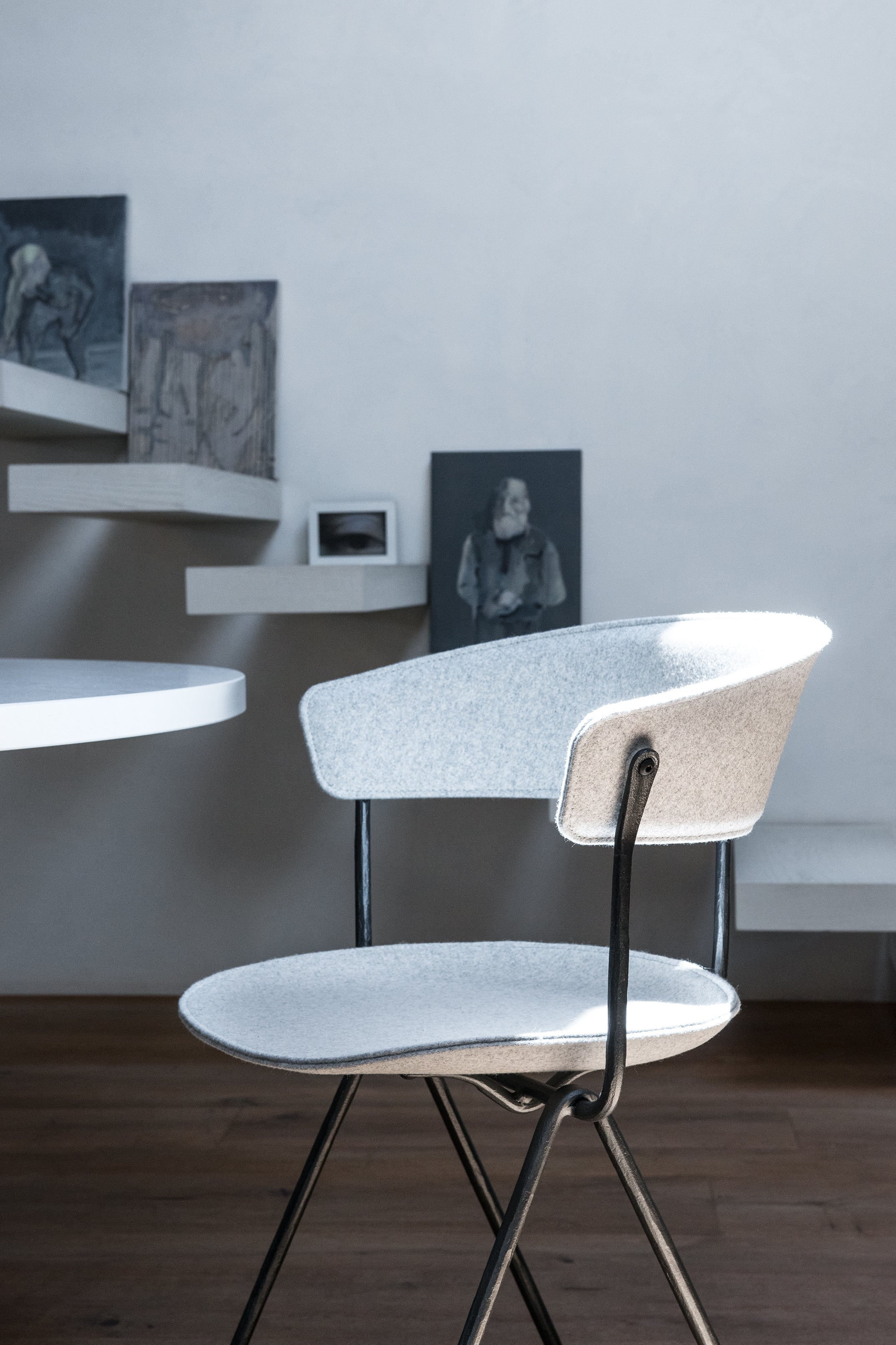 OFFICINA chair with a brown base and dark green seat