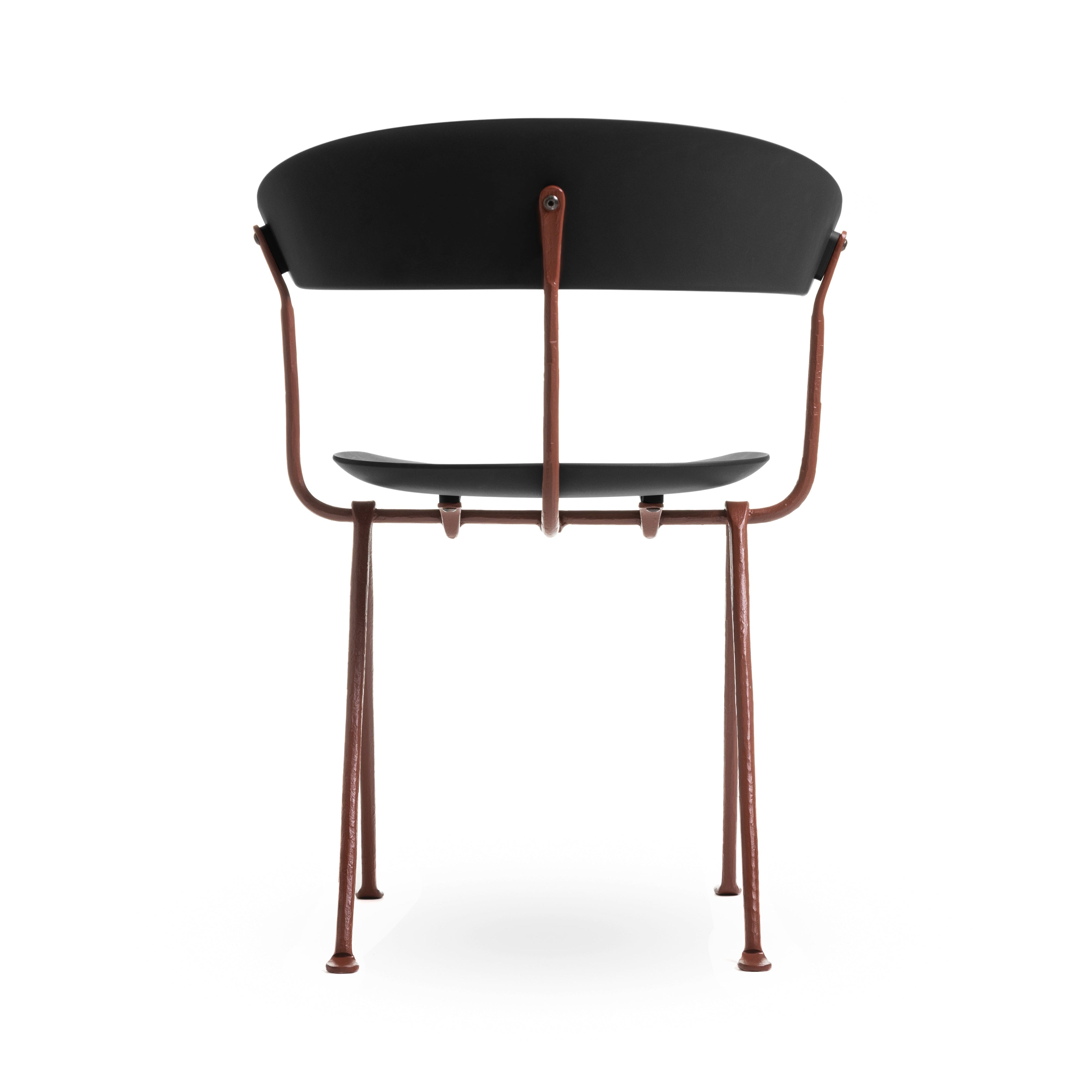 OFFICINA chair with a brown base and black seat