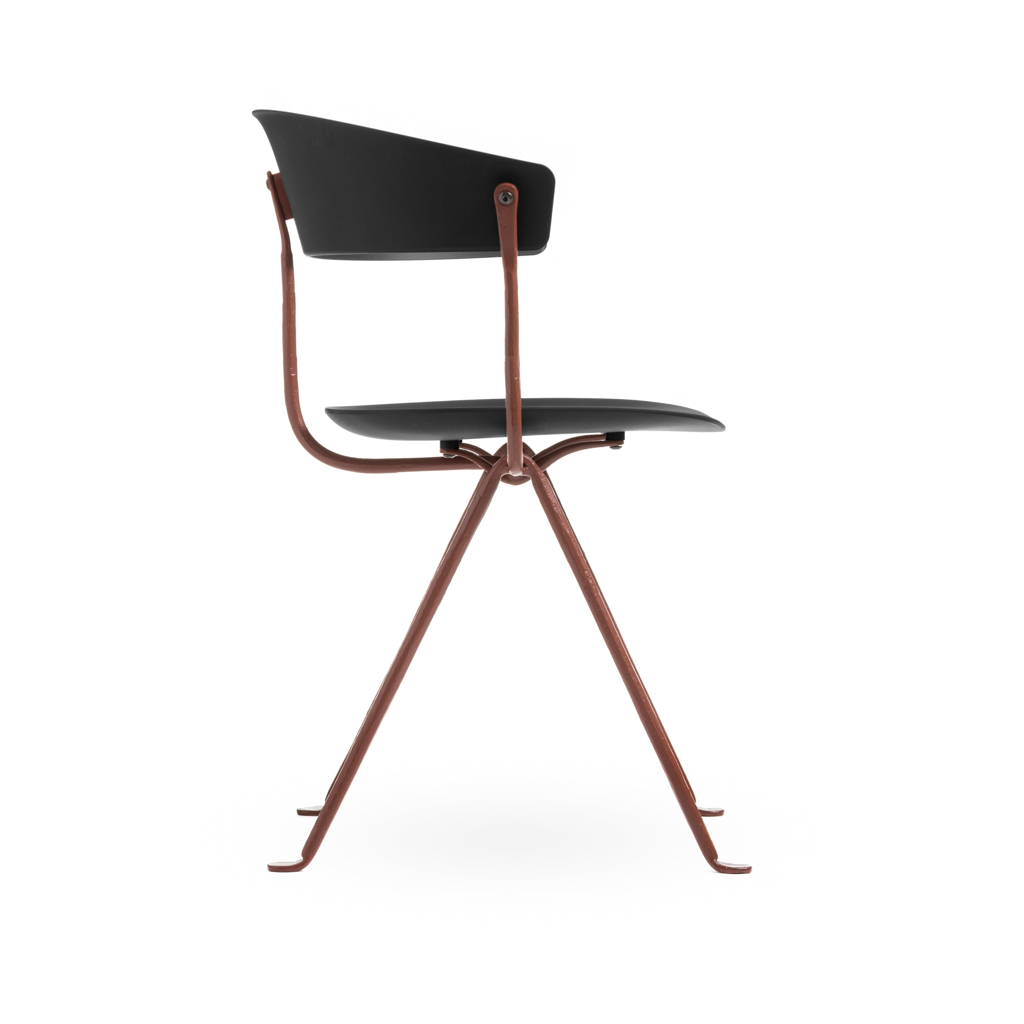 OFFICINA chair with a brown base and black seat