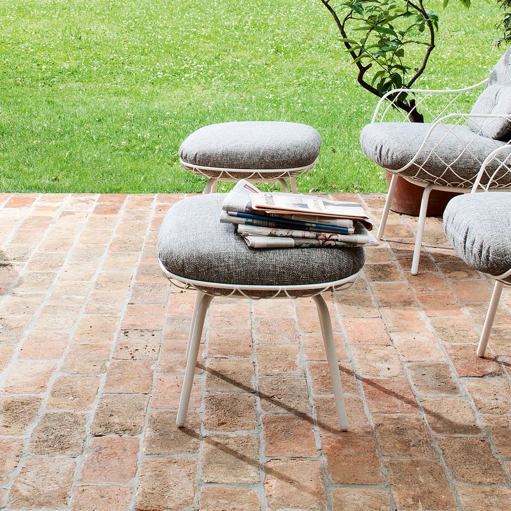 PIÑA marineblauer Outdoor-Pouf mit schwarzem Sockel