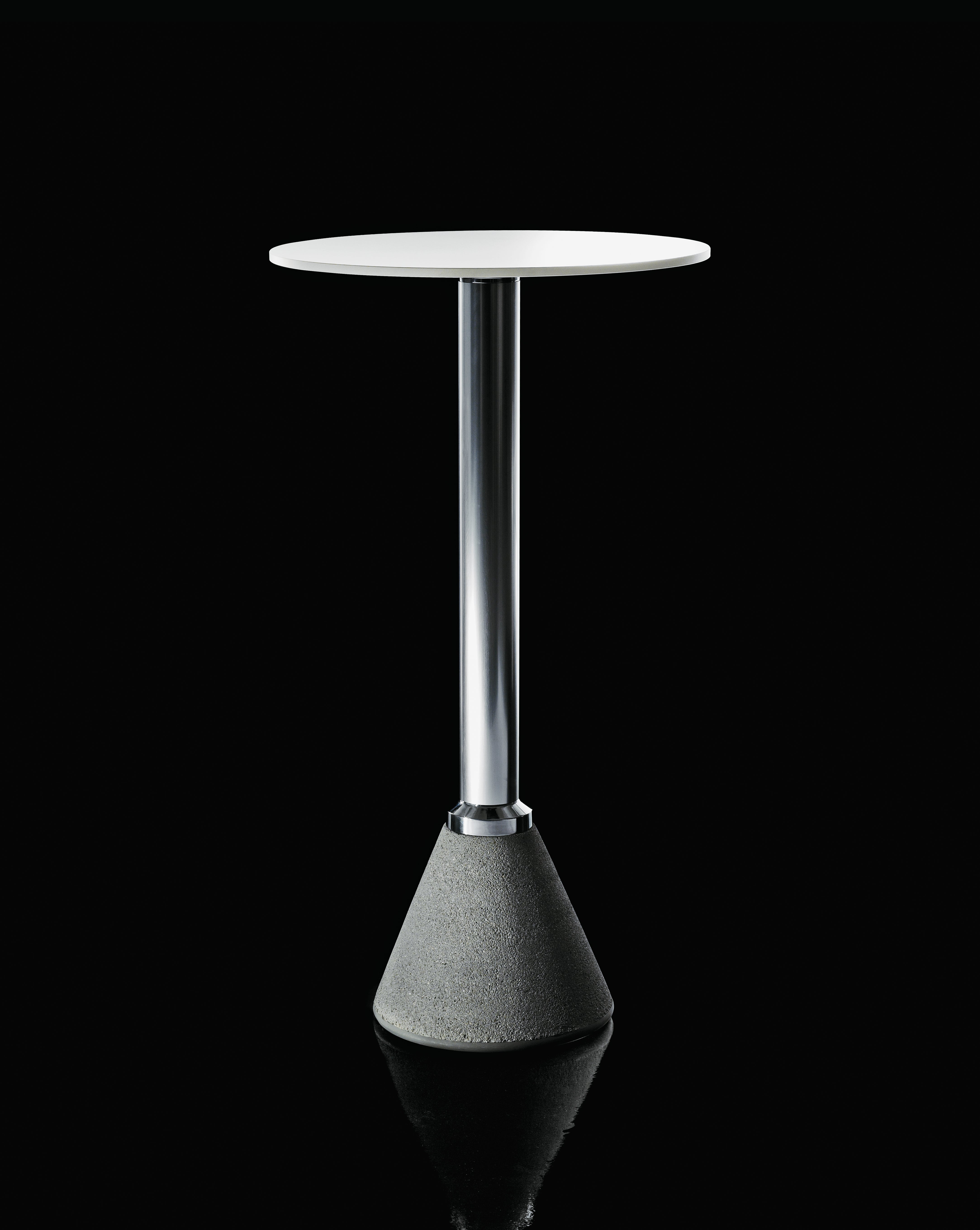 Round outdoor table TABLE_ONE BISTROT black with a dark concrete base