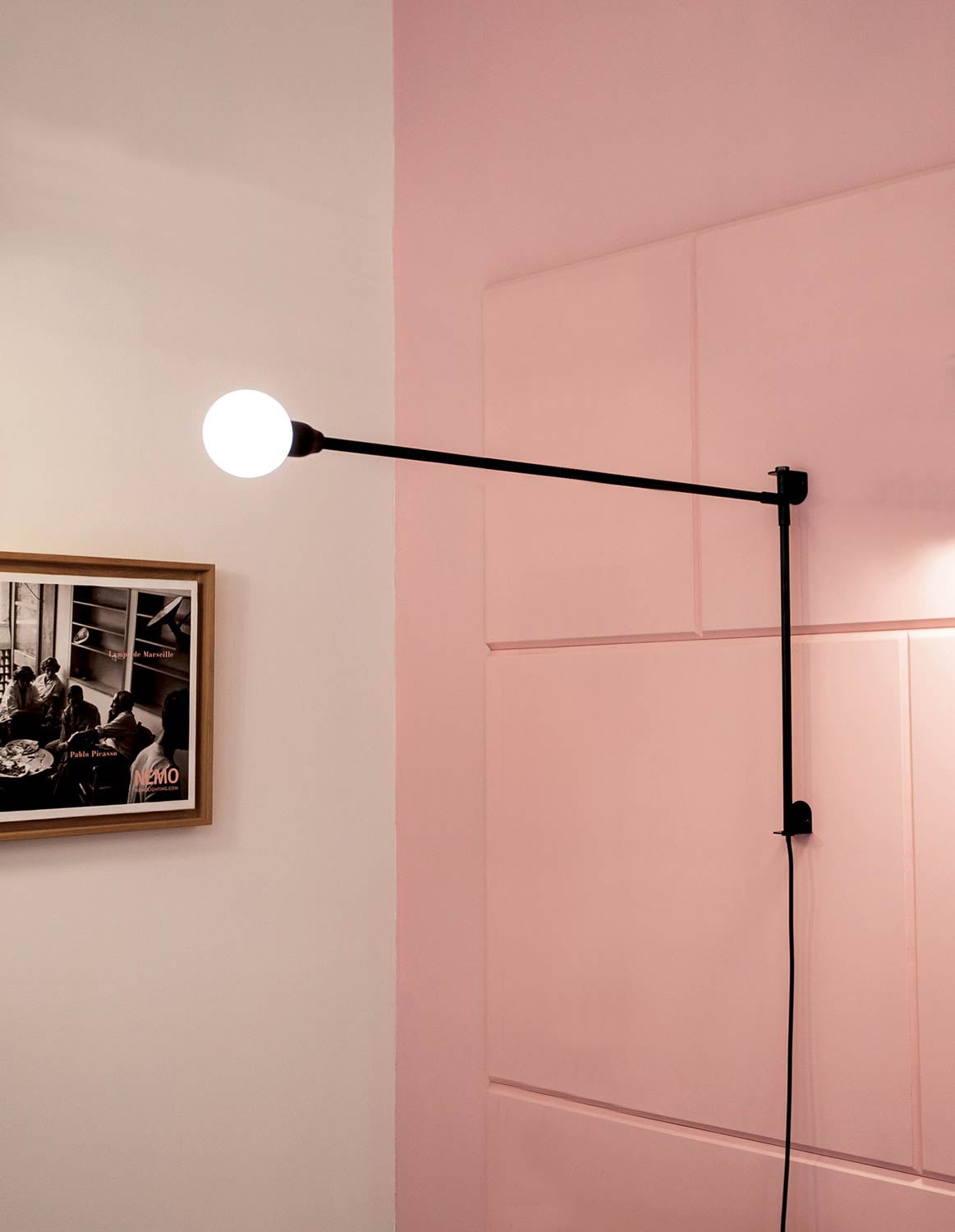 Pivotante black potency wall lamp