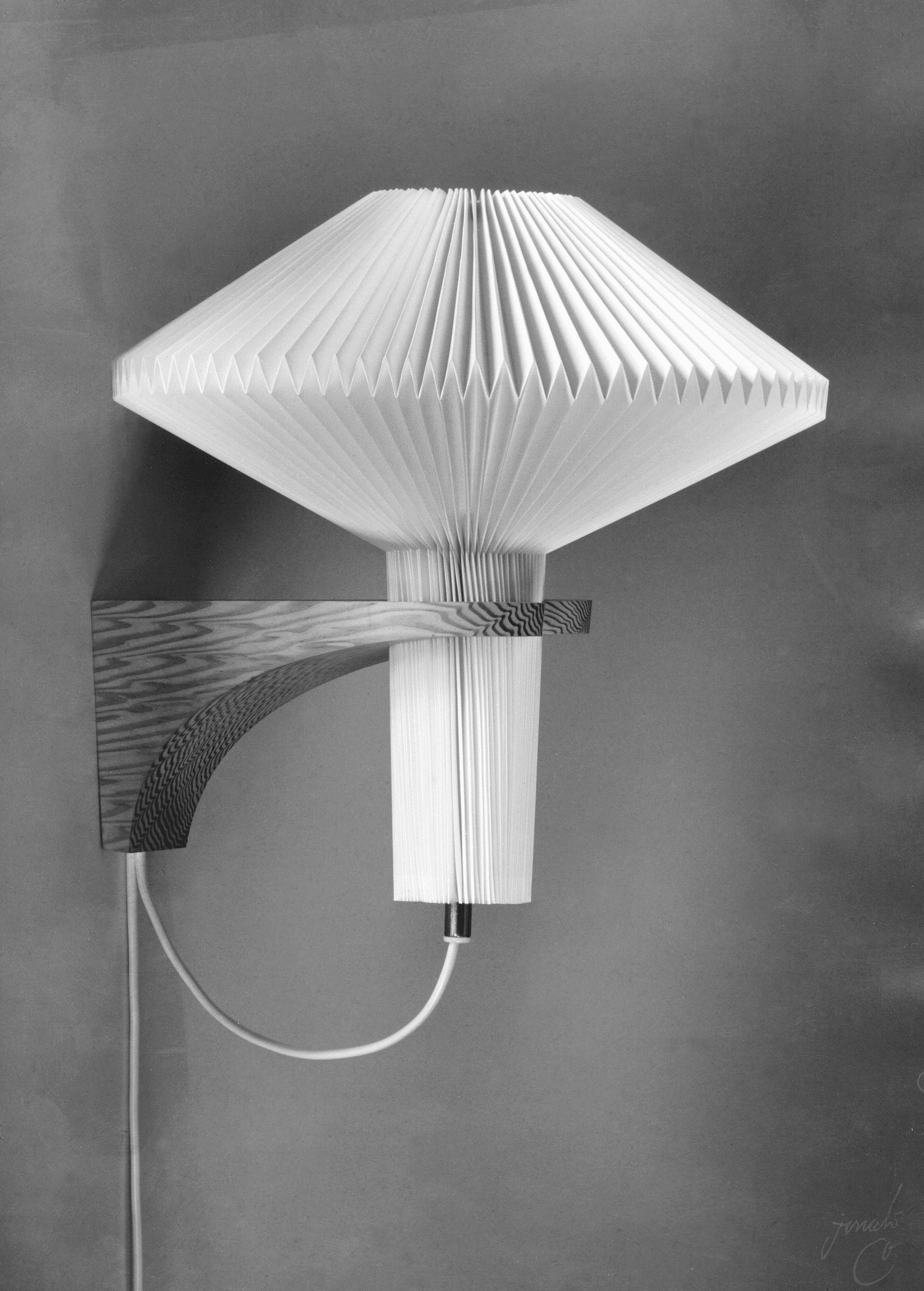 Wall lamp MODEL 204 MUSHROOM white with a light oak base