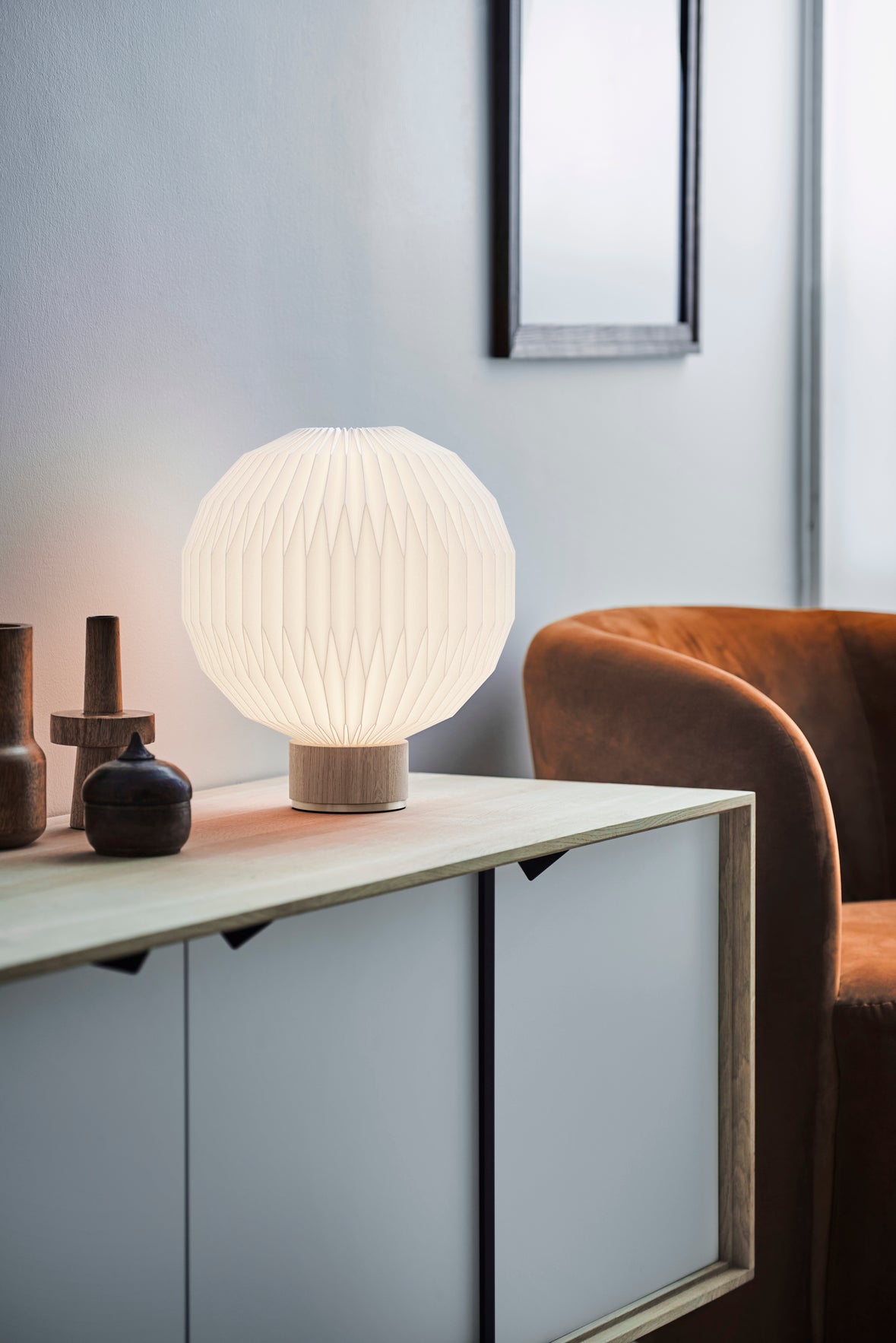 Table lamp MODEL 375 white with a light oak base