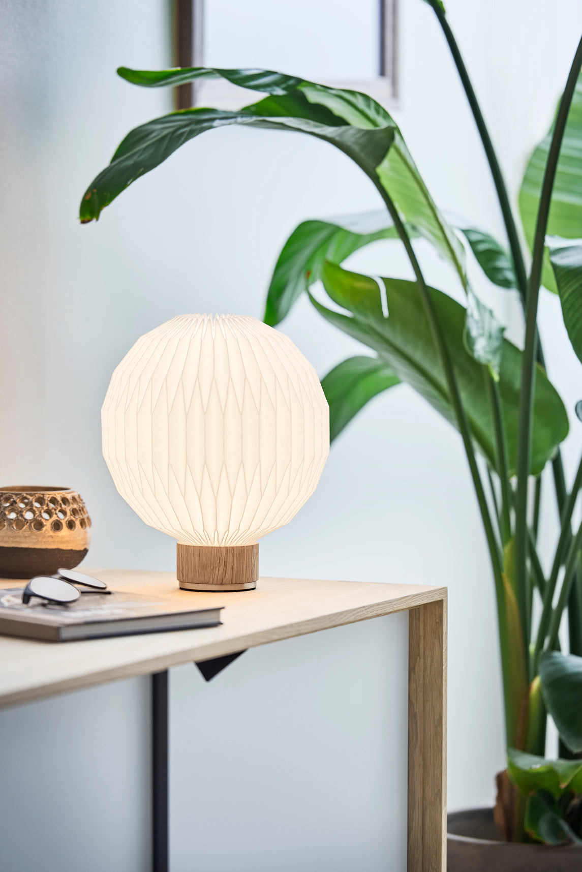 Table lamp MODEL 375 white with a light oak base