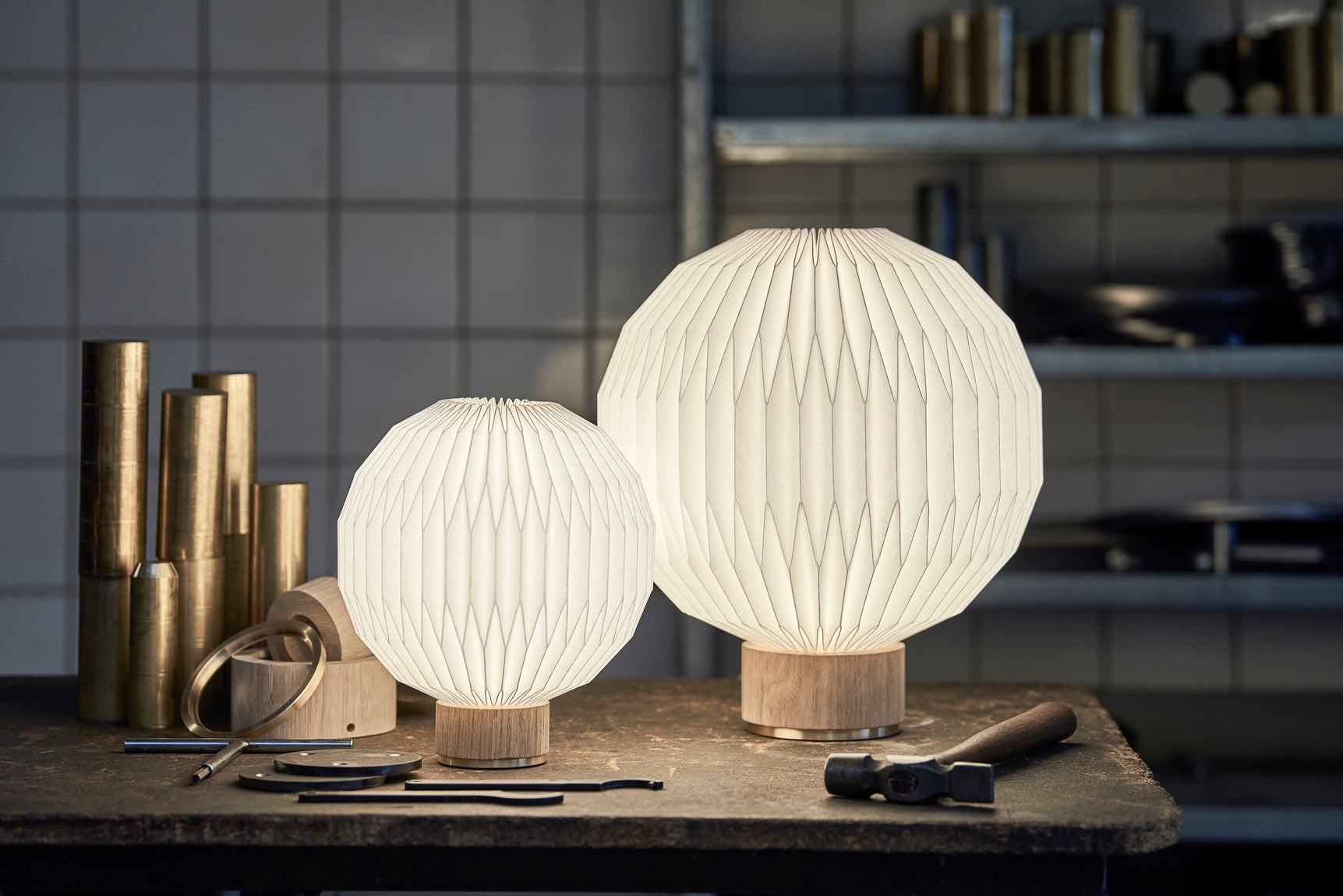 Table lamp MODEL 375 white with a light oak base