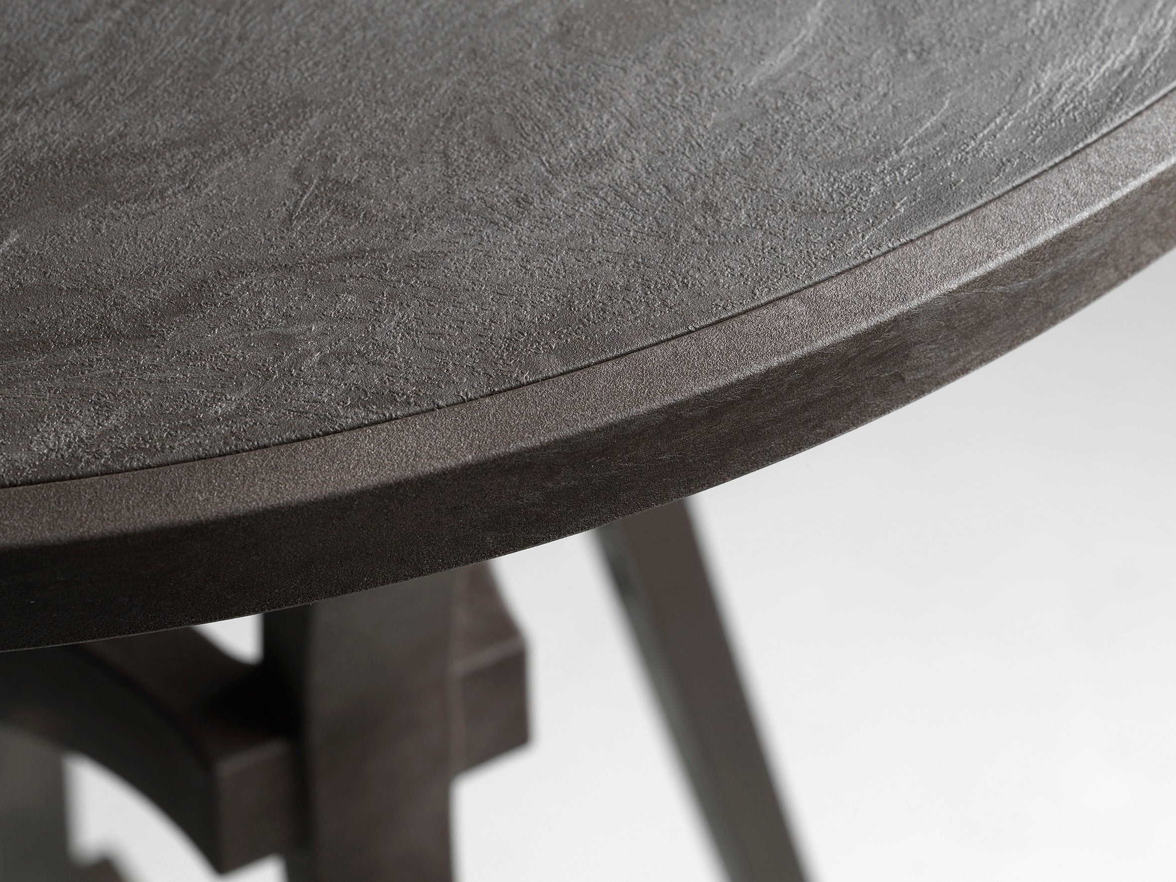 COMBO Round Outdoor Table in Earthy Brown