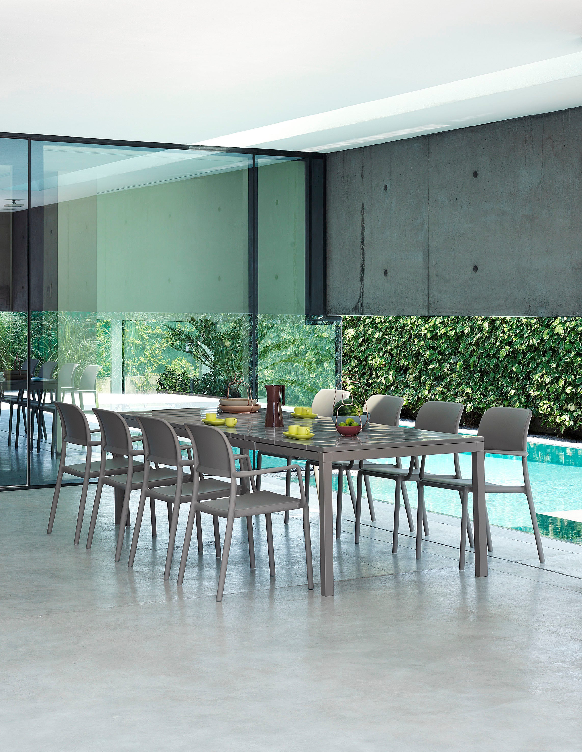RIO taupe extendable outdoor table