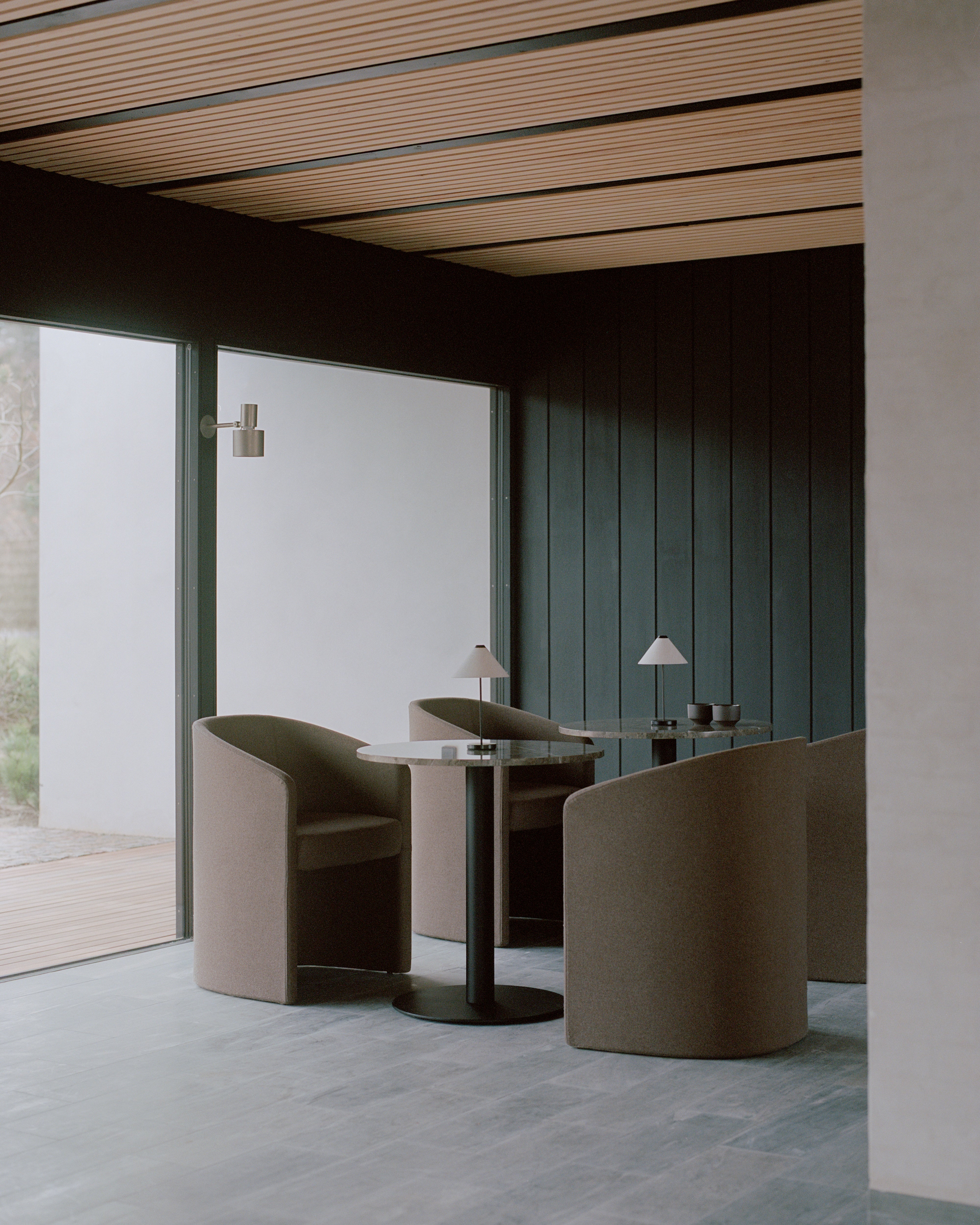 Runder Bartisch FLORENCE aus beigem Marmor mit schwarzem Fuß