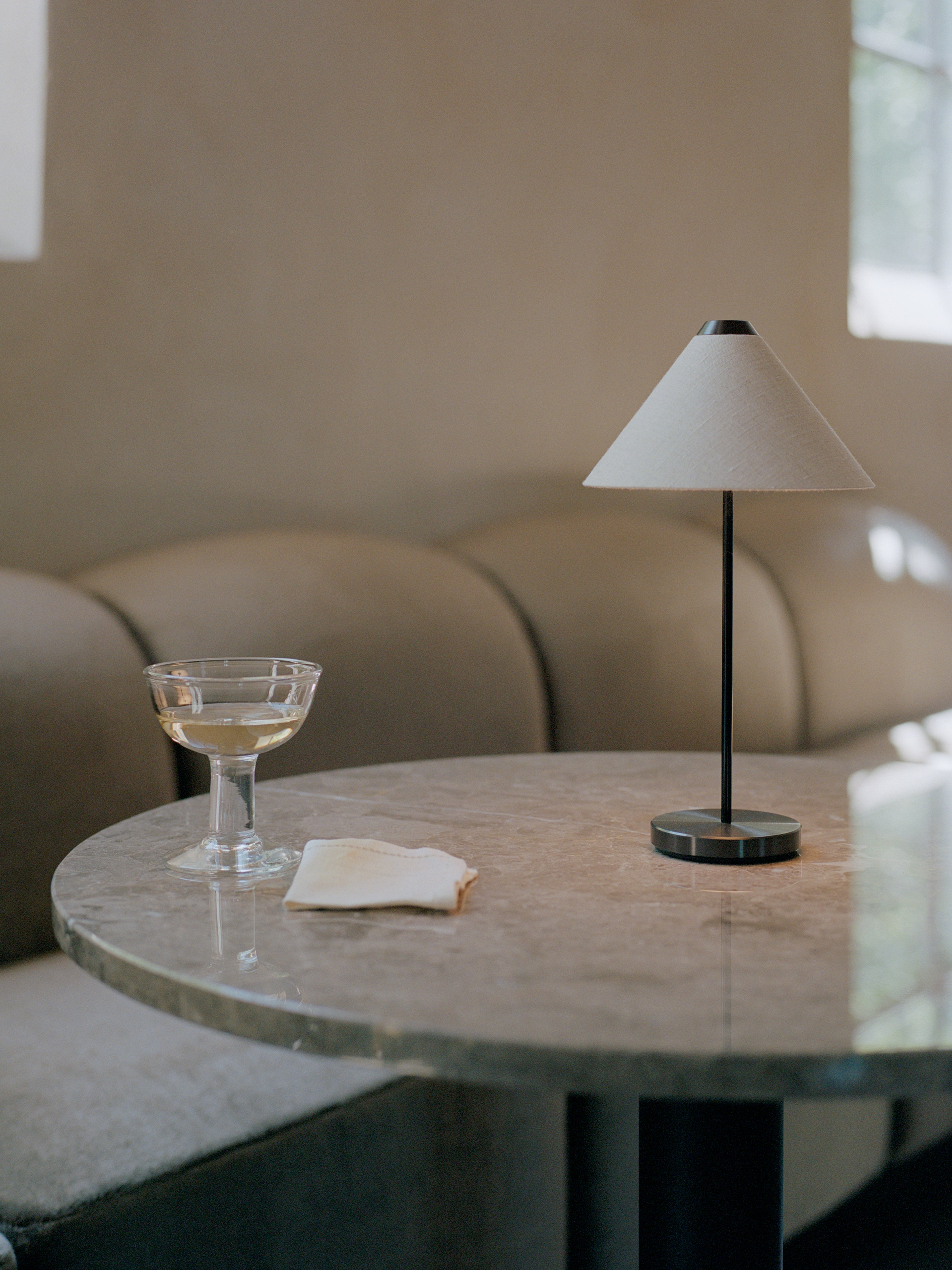 Runder Bartisch FLORENCE grauer Marmor mit schwarzem Fuß