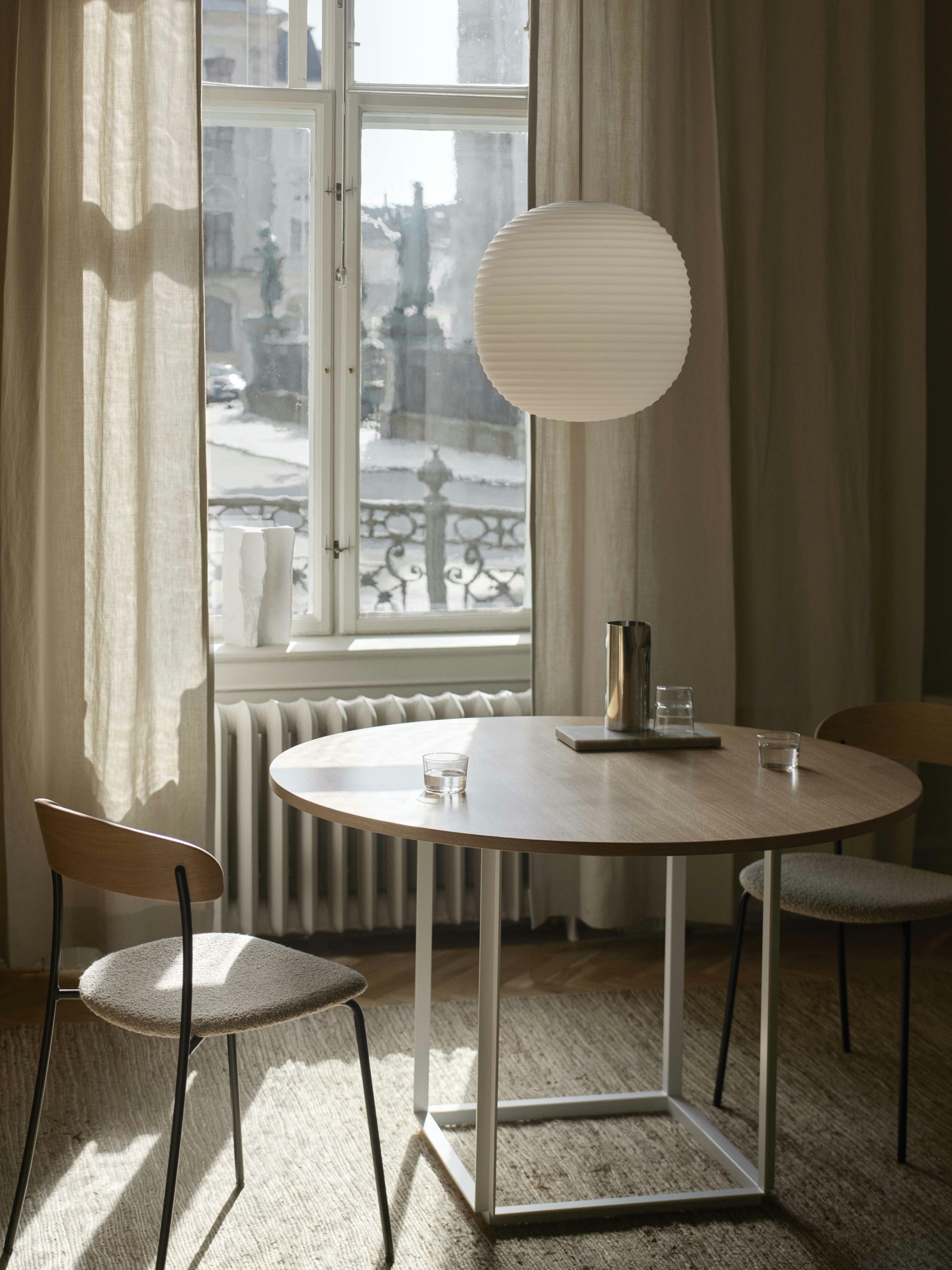 Round table Florence oak veneer with a black base