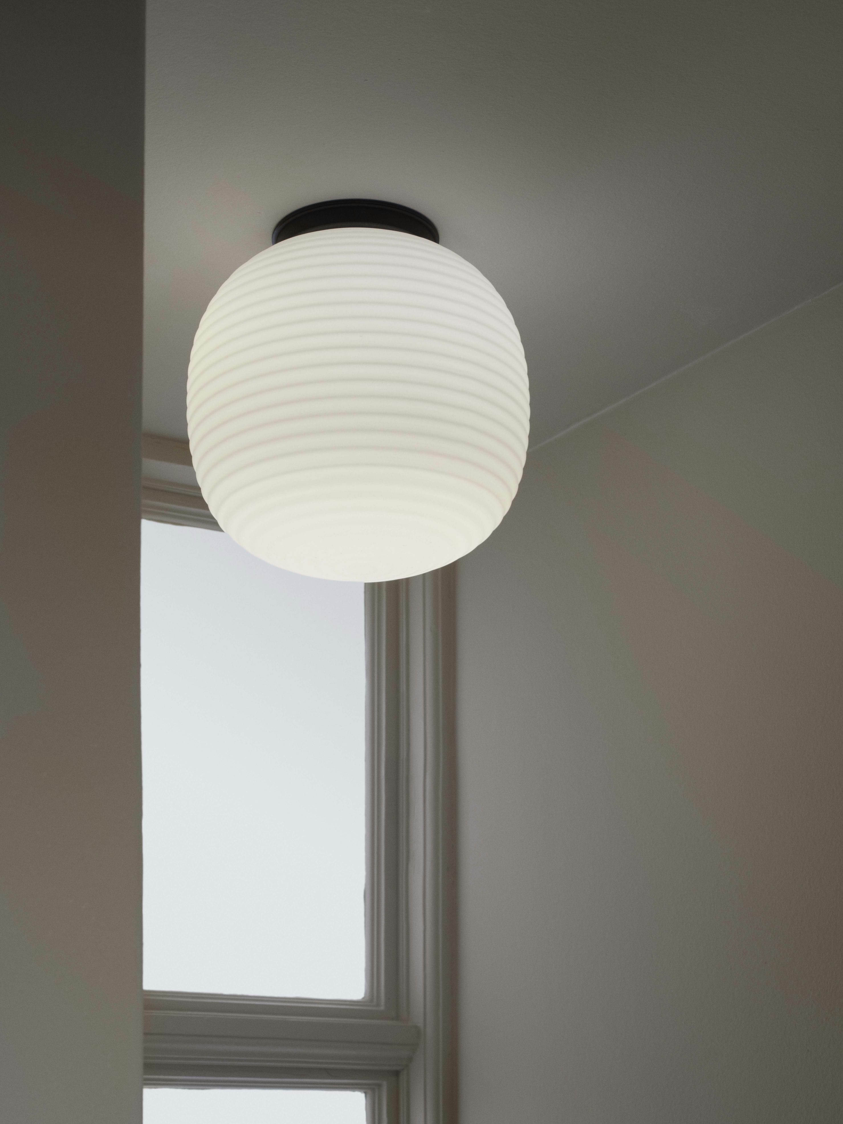 Lantern weiße Deckenlampe mit einer schwarzen Basis