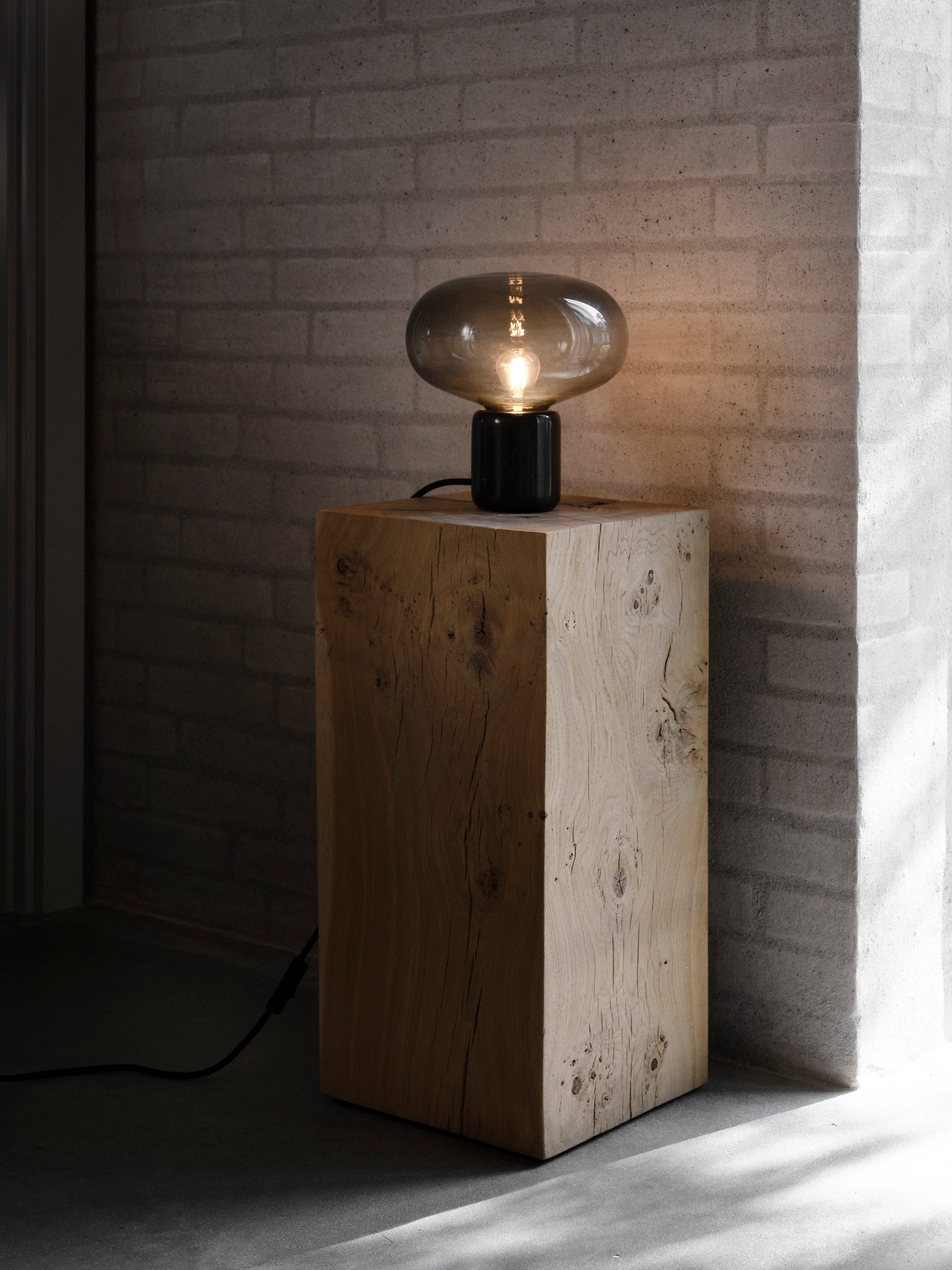 Karl-Johan Tischlampe geräuchertes Glas mit einer schwarzen Marmorbasis