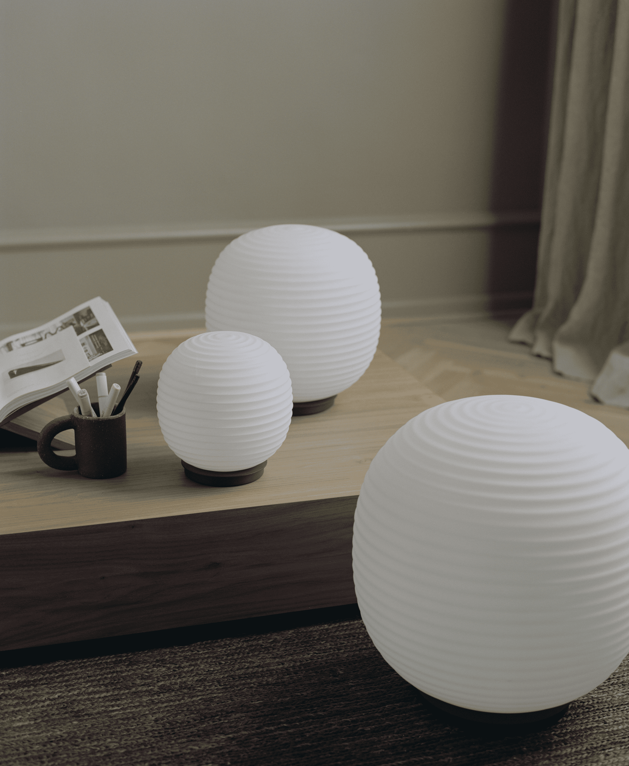 Weiße Tischlampe Lantern Globe mit einer schwarzen Basis