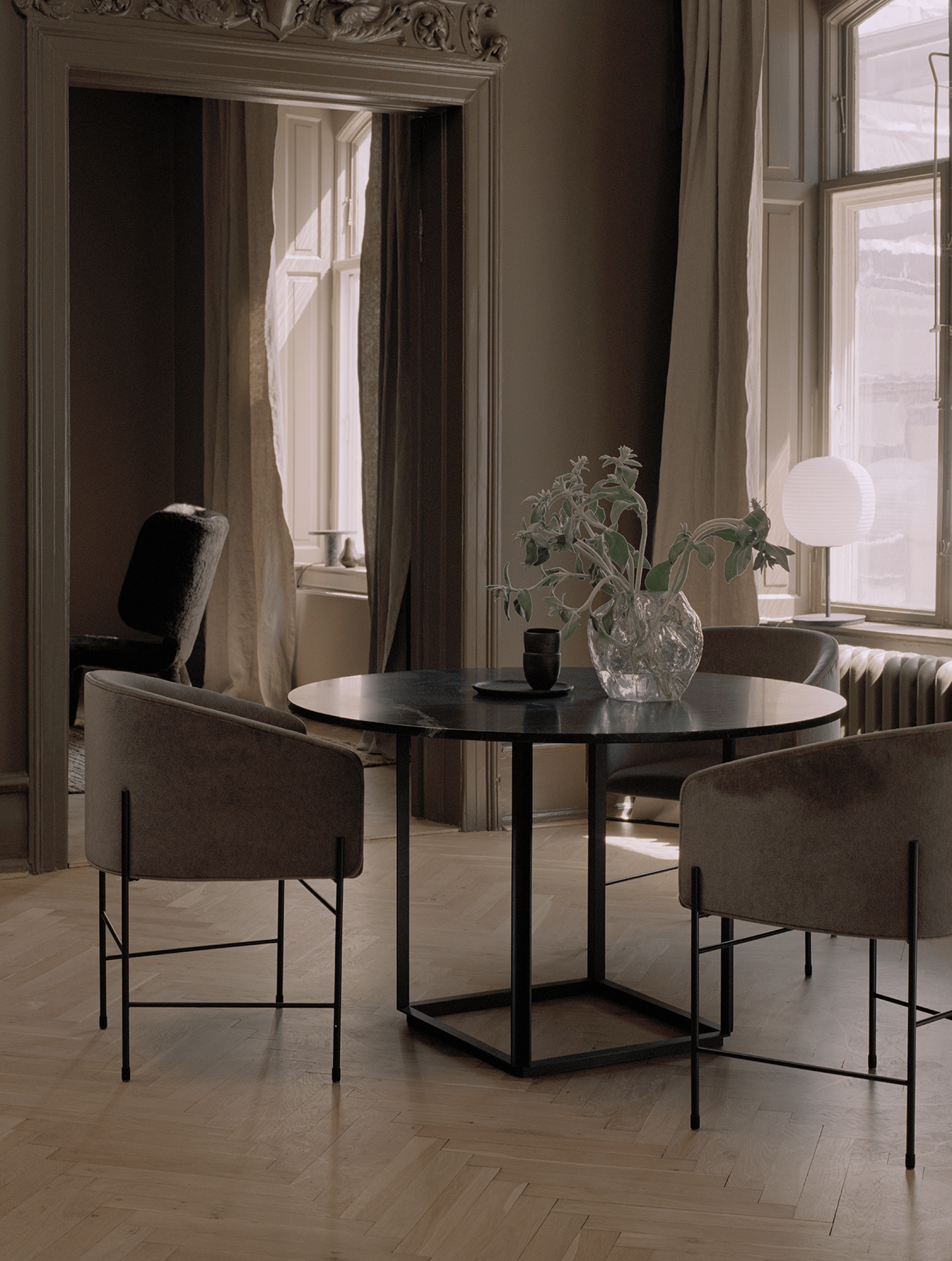 Florence round table black marble with a black base