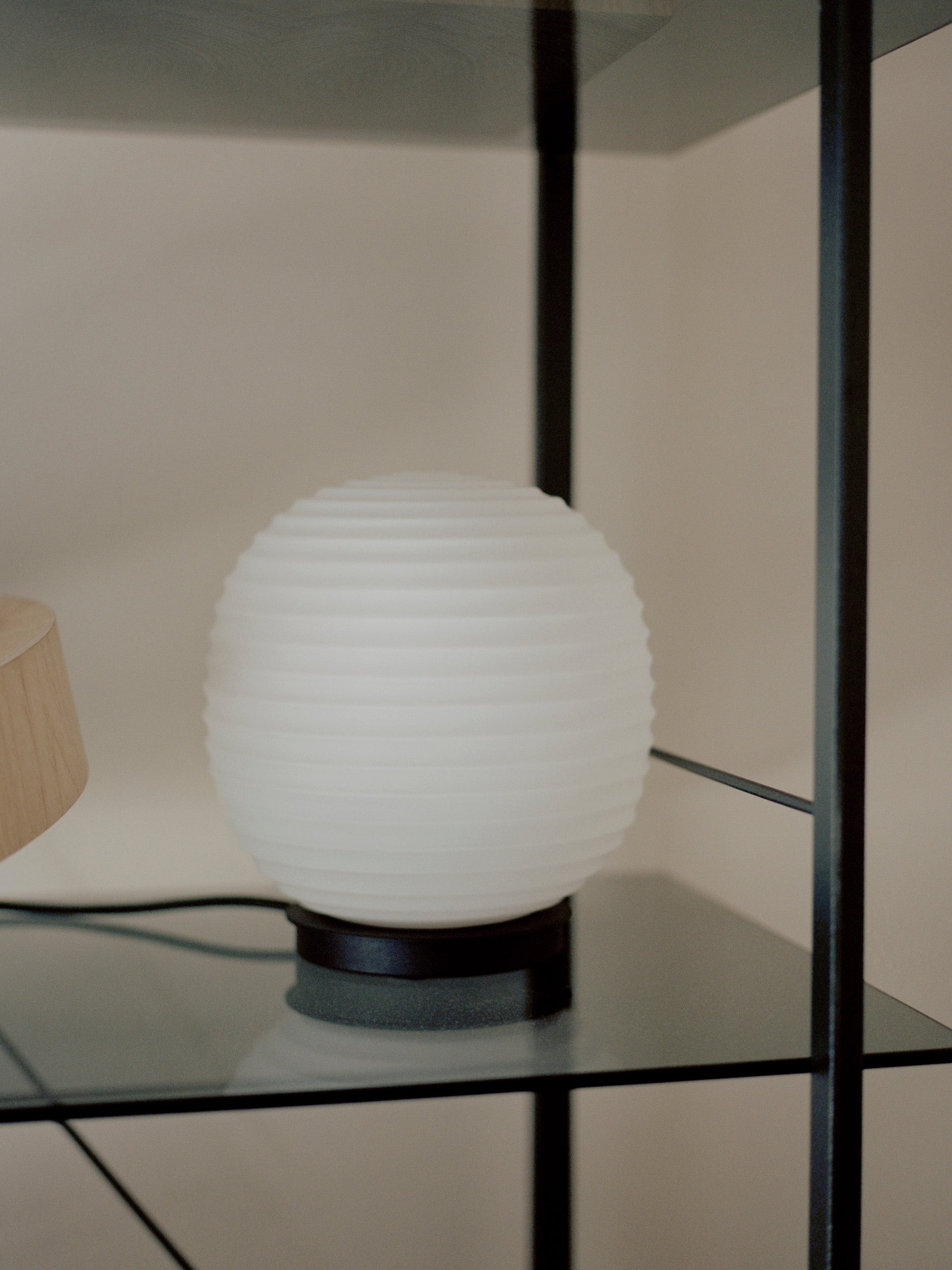 Weiße Tischlampe Lantern Globe mit einer schwarzen Basis