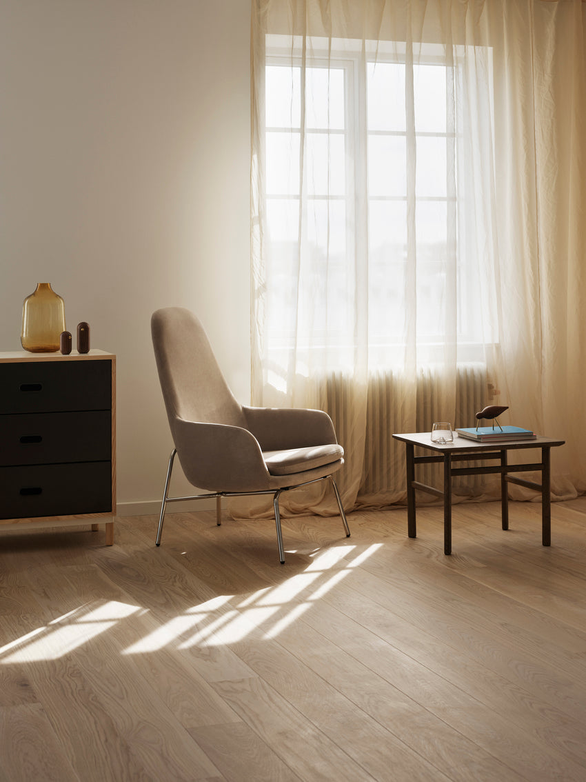 Upholstered armchair era high black base