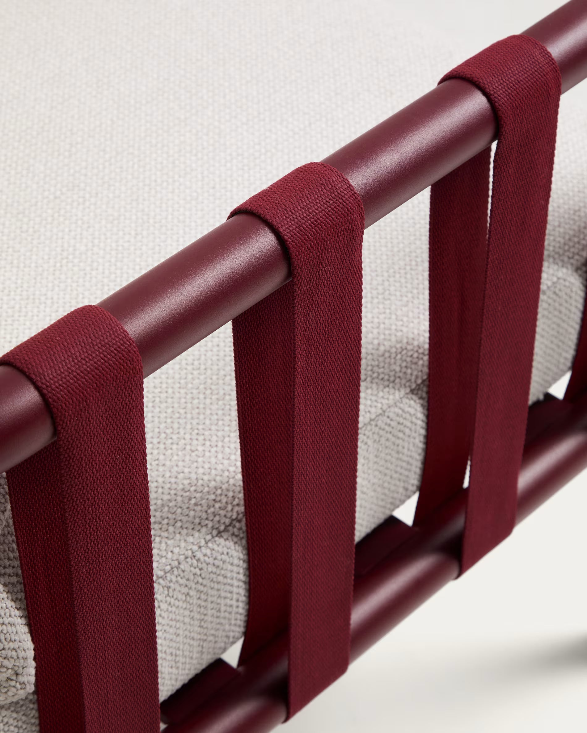 OMALA garden set in light beige with a burgundy base