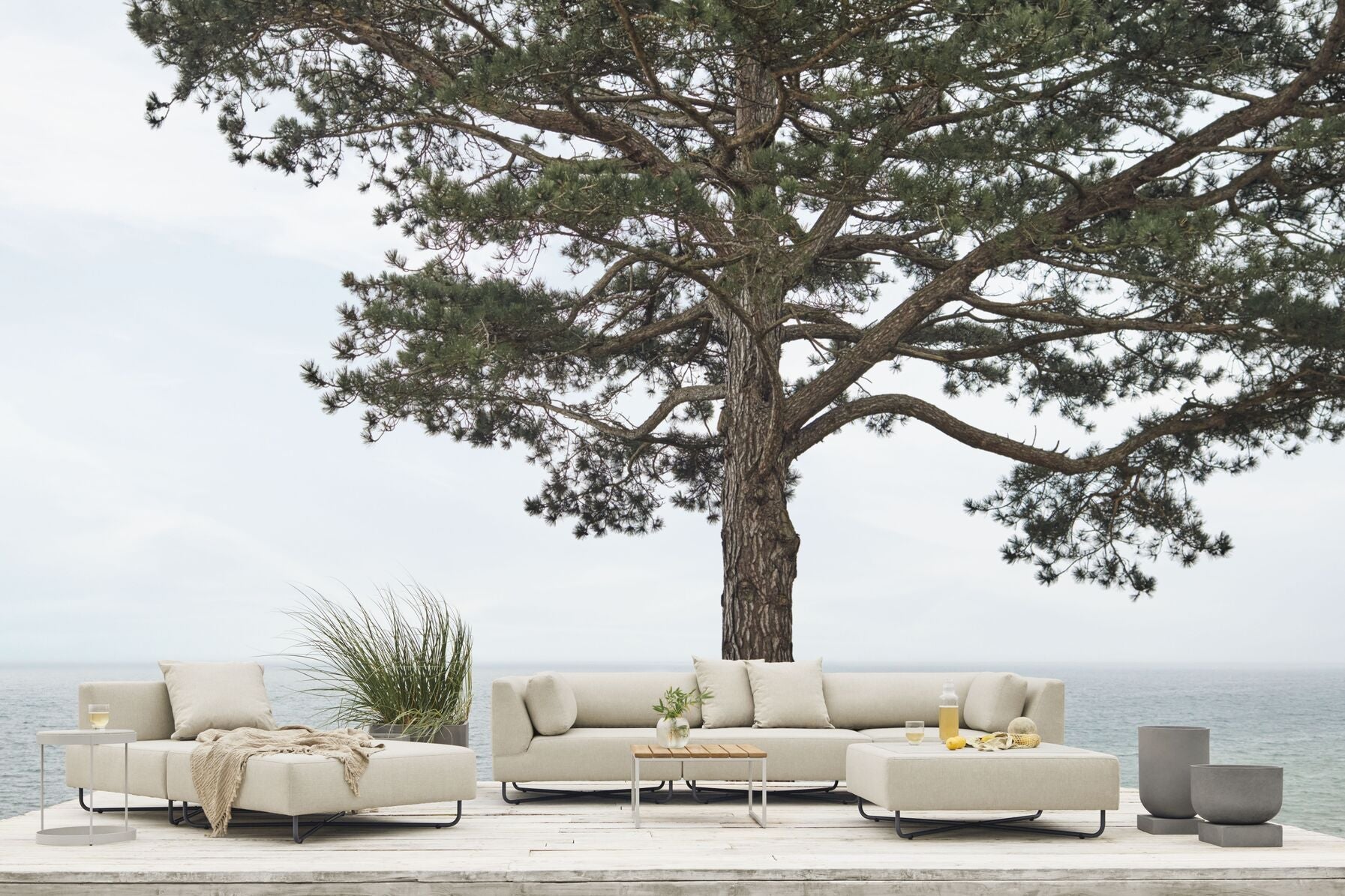 External coffee table Como gray concrete with a steel base