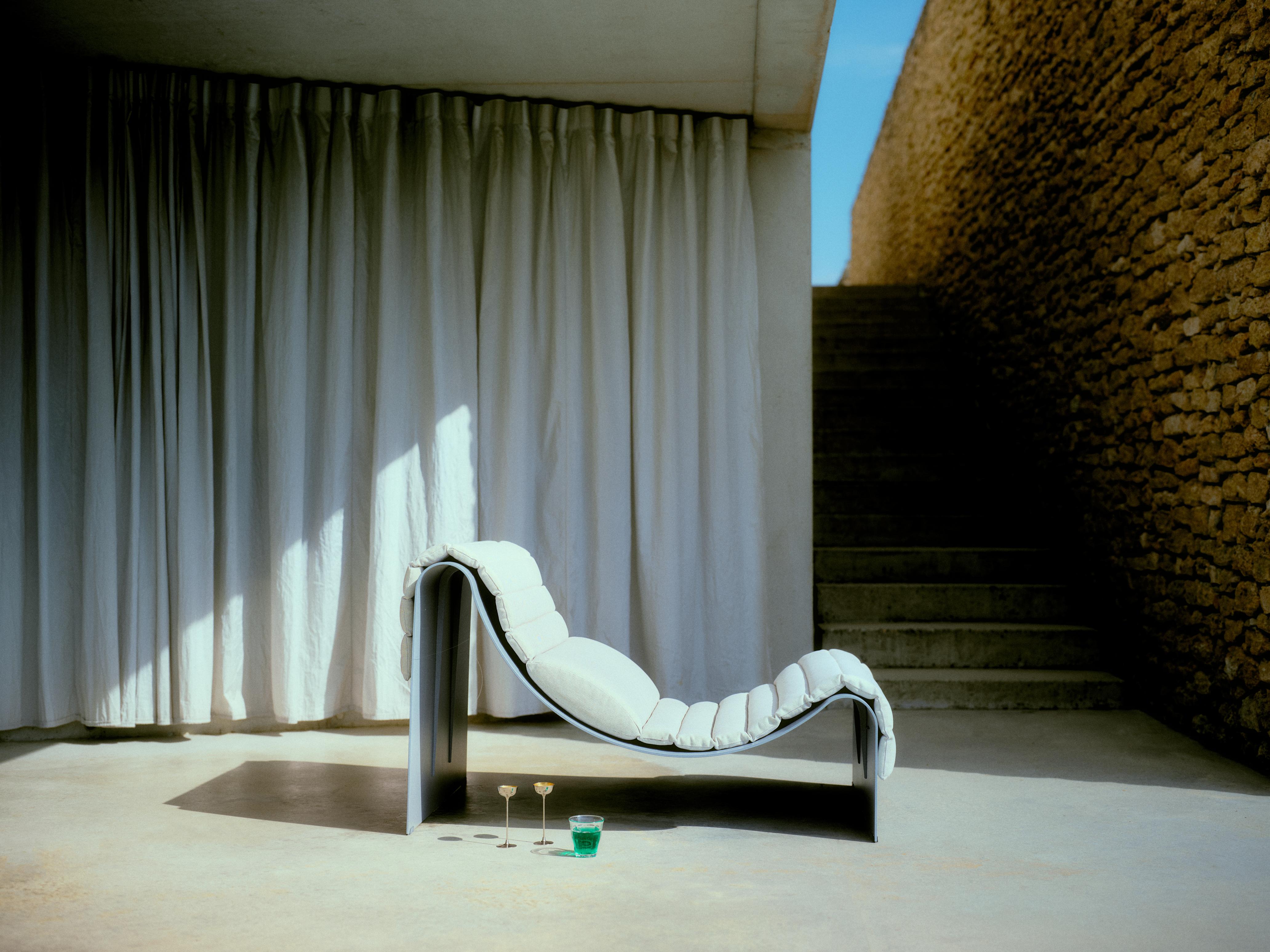 ECLIPSE Gray Lounger with Beige Cushion