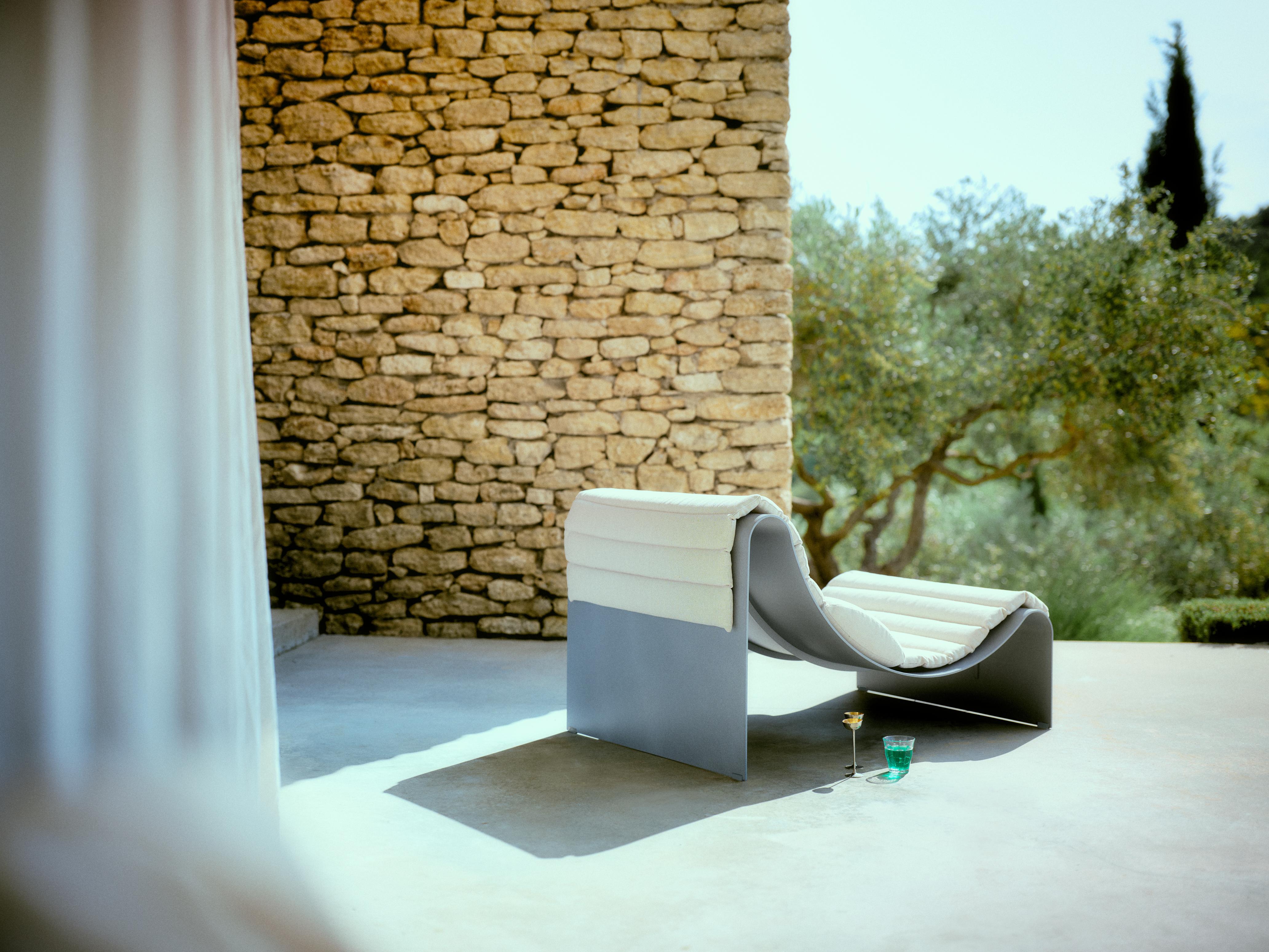 ECLIPSE Gray Lounger with Beige Cushion