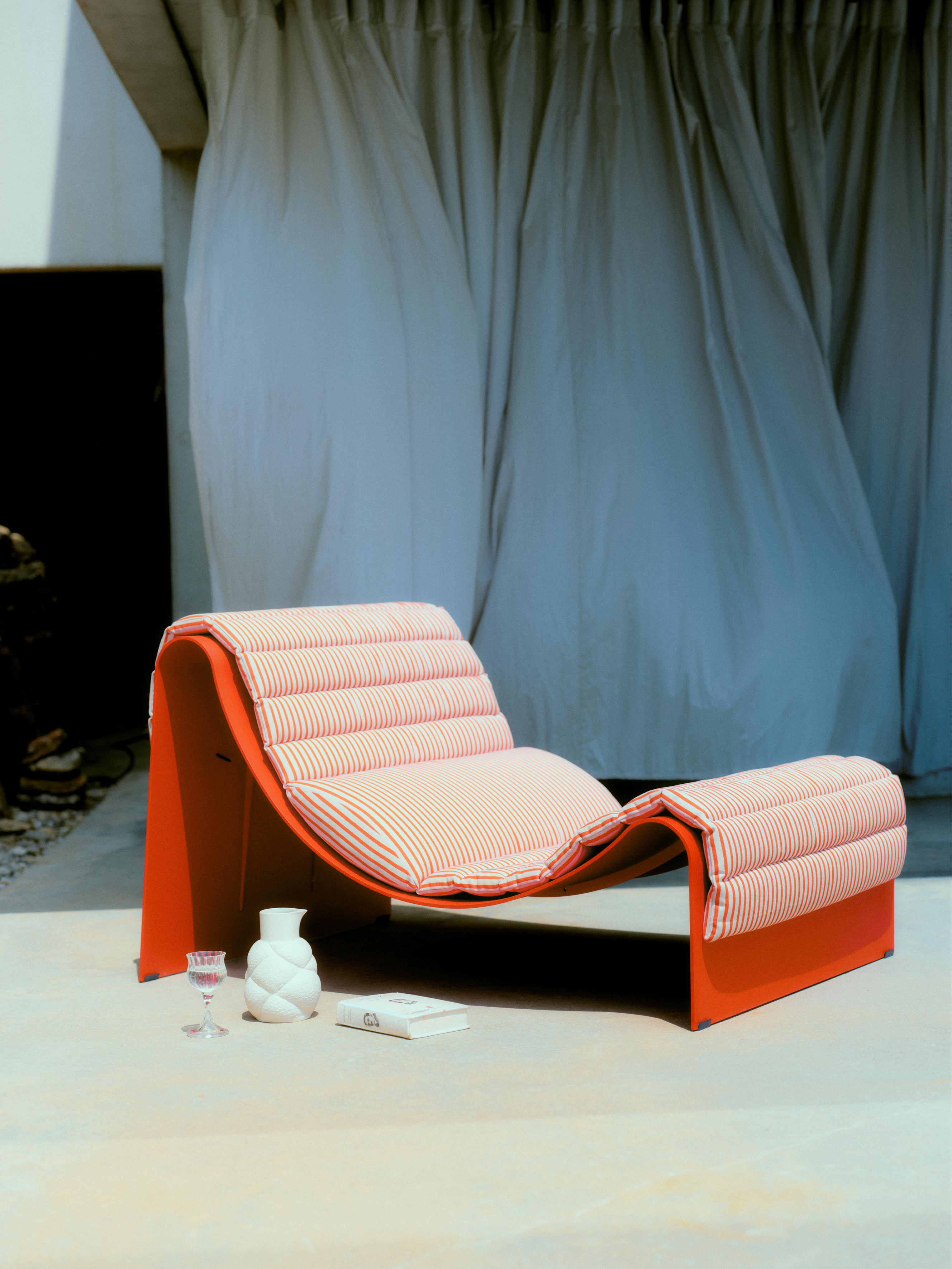 ECLIPSE Red Lounger with Striped Cushion