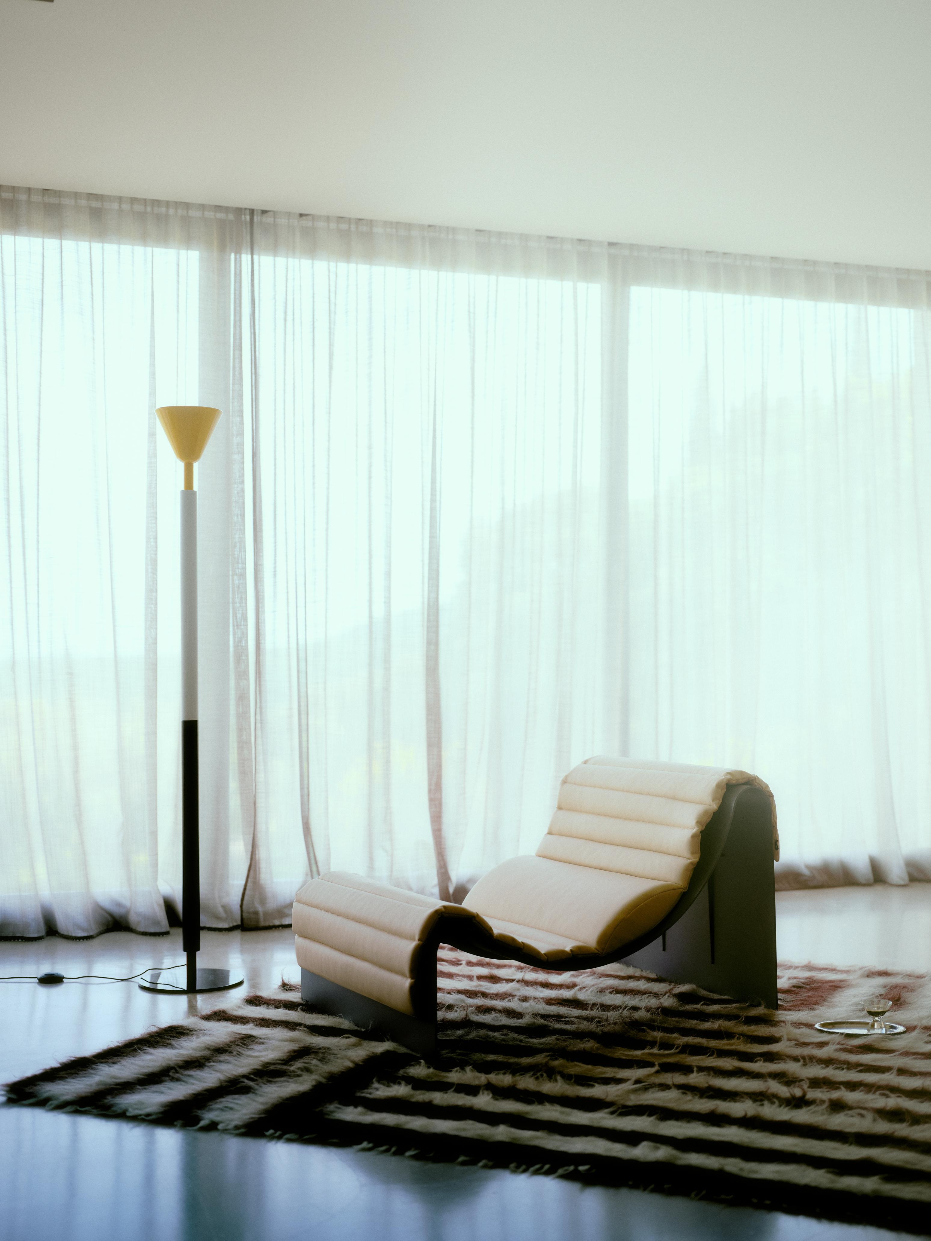 ECLIPSE Gray Lounger with Beige Cushion