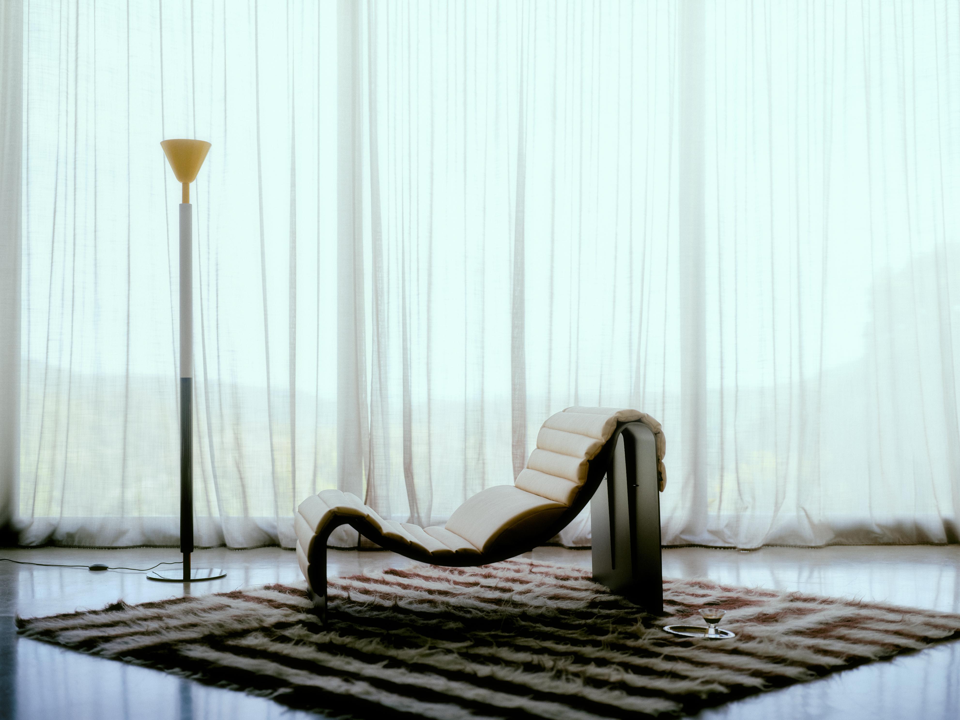 ECLIPSE Gray Lounger with Beige Cushion