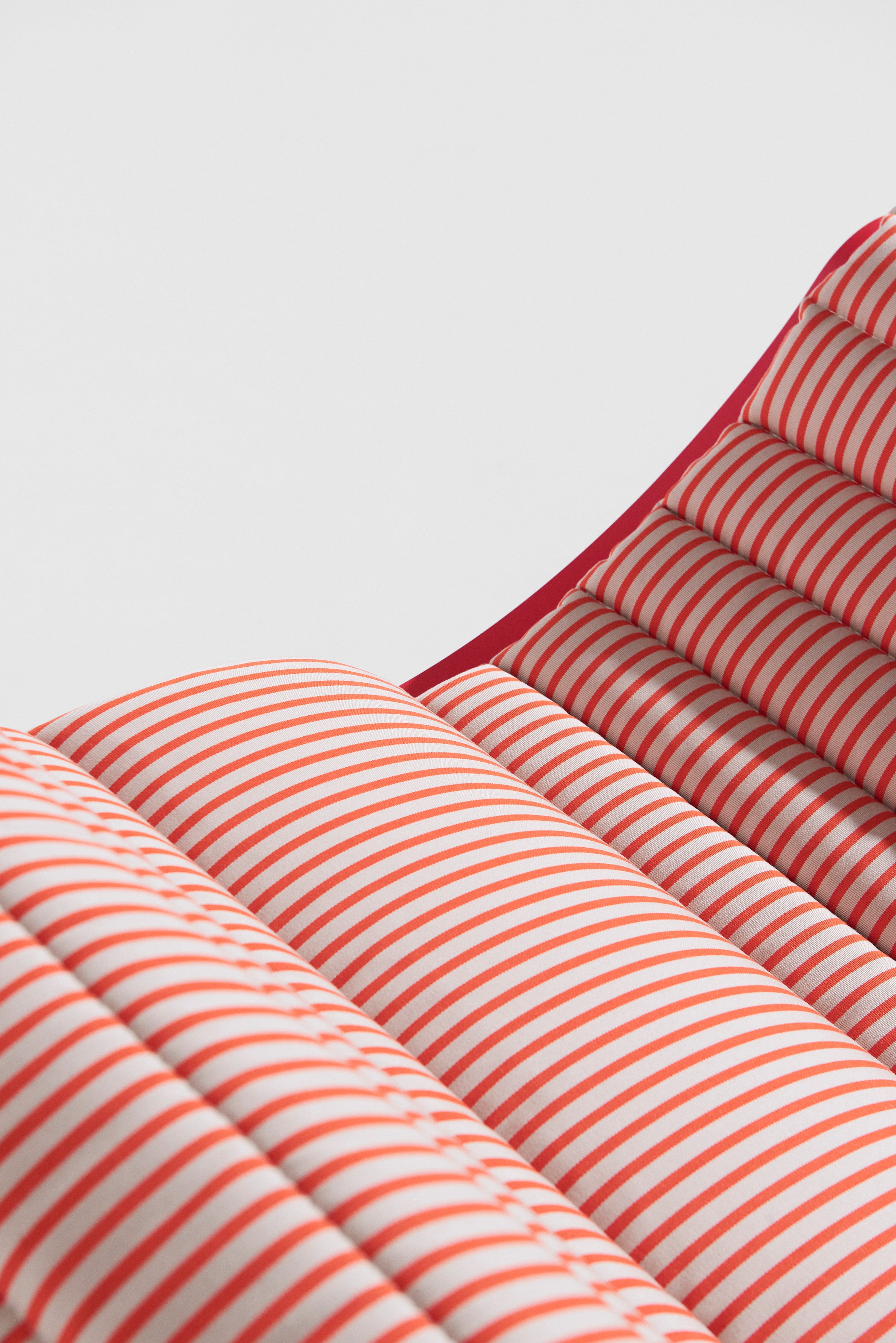 ECLIPSE Red Lounger with Striped Cushion