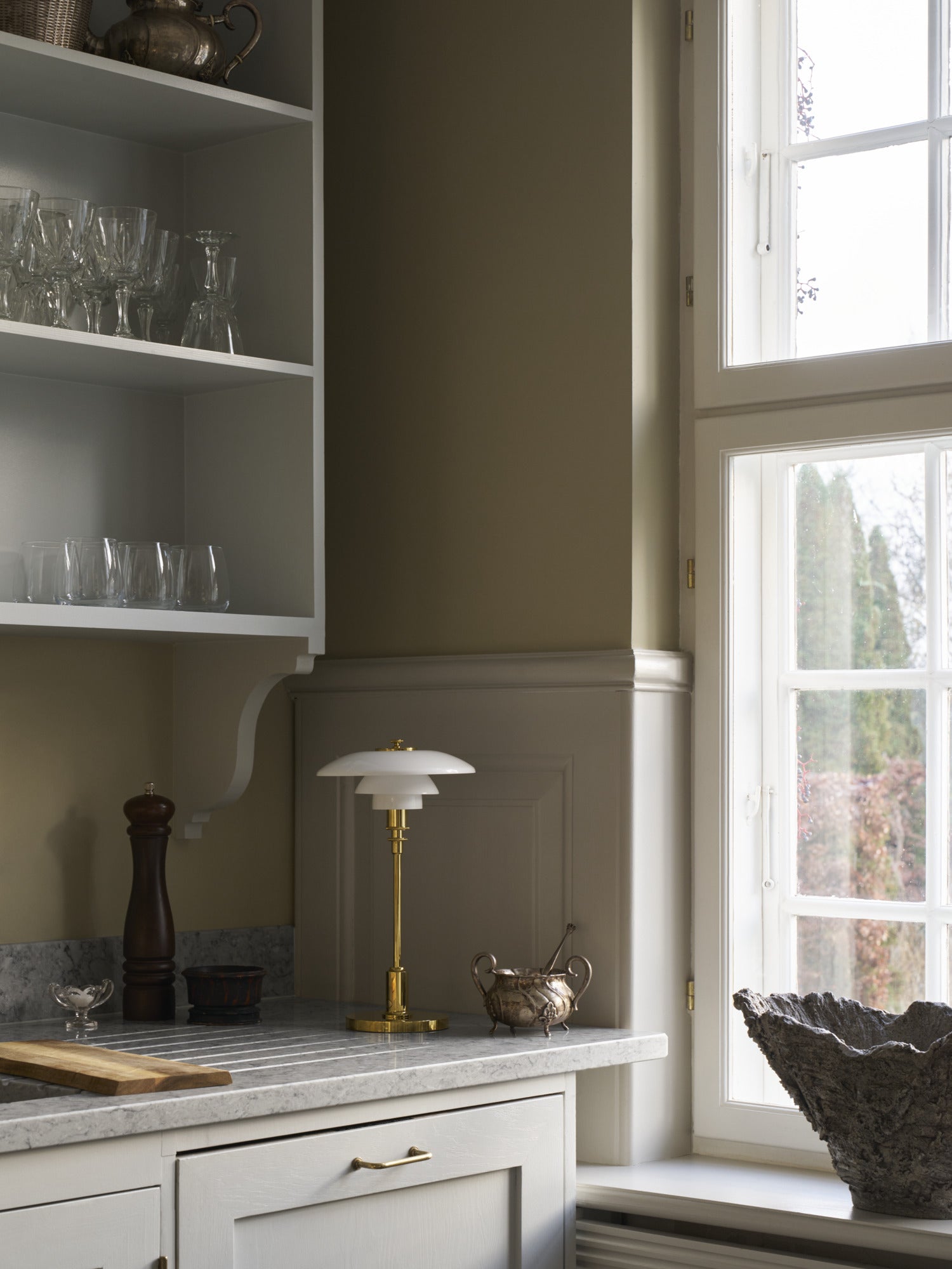 Tragbare Lampe PH 2/1 weiß mit messingfarbenem Fuß