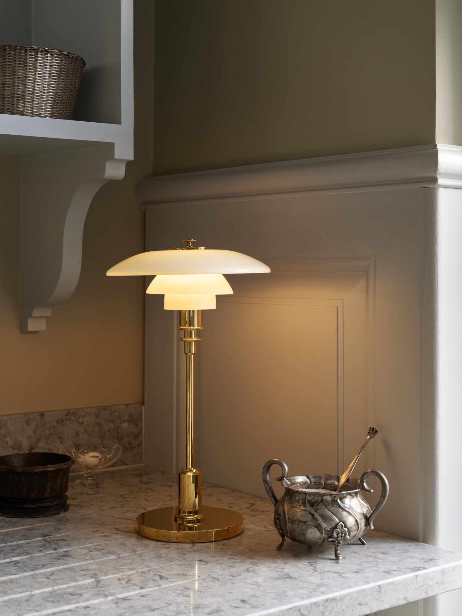 Tragbare Lampe PH 2/1 weiß mit messingfarbenem Fuß