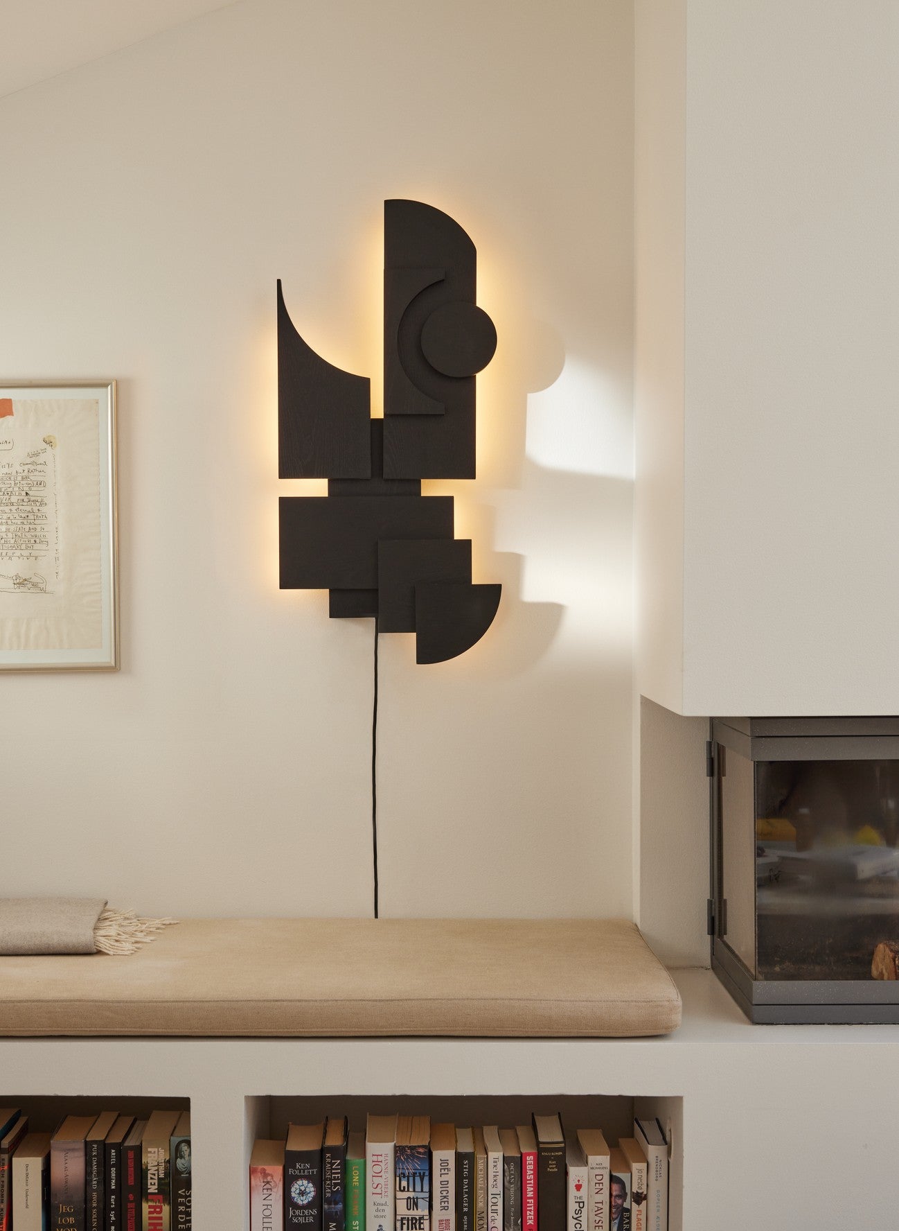 TOTEM DECO black wall lamp
