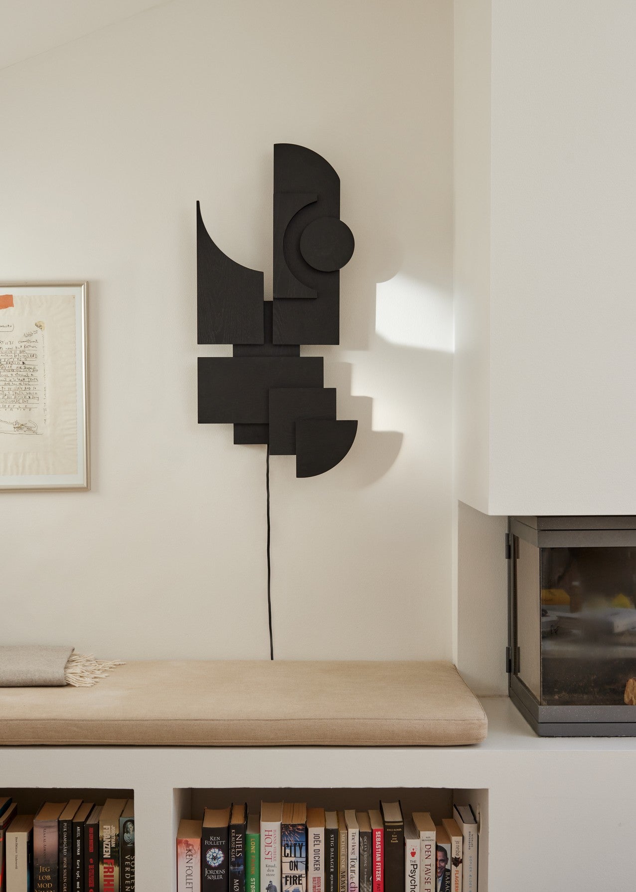 TOTEM DECO black wall lamp