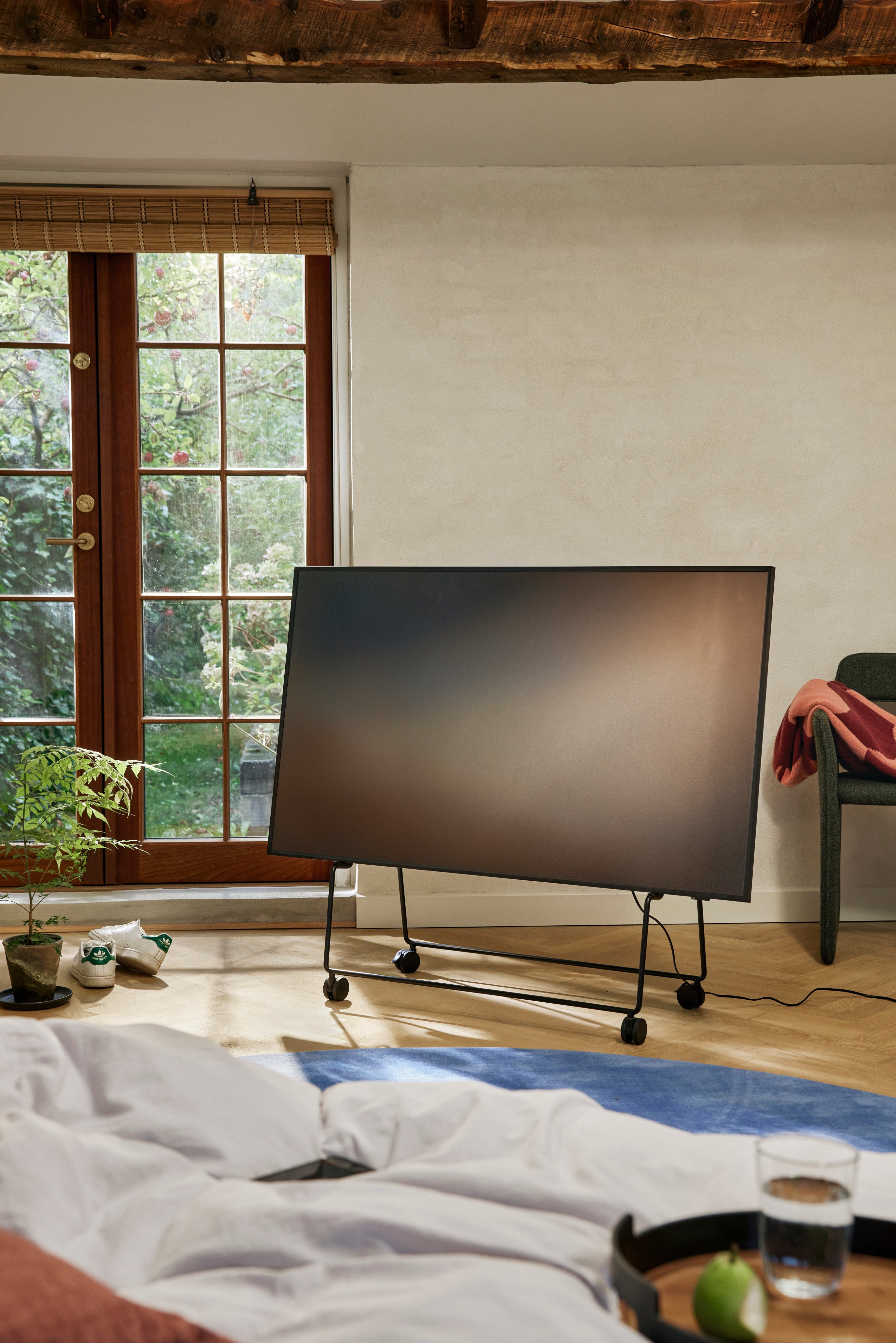 CARRY black TV stand