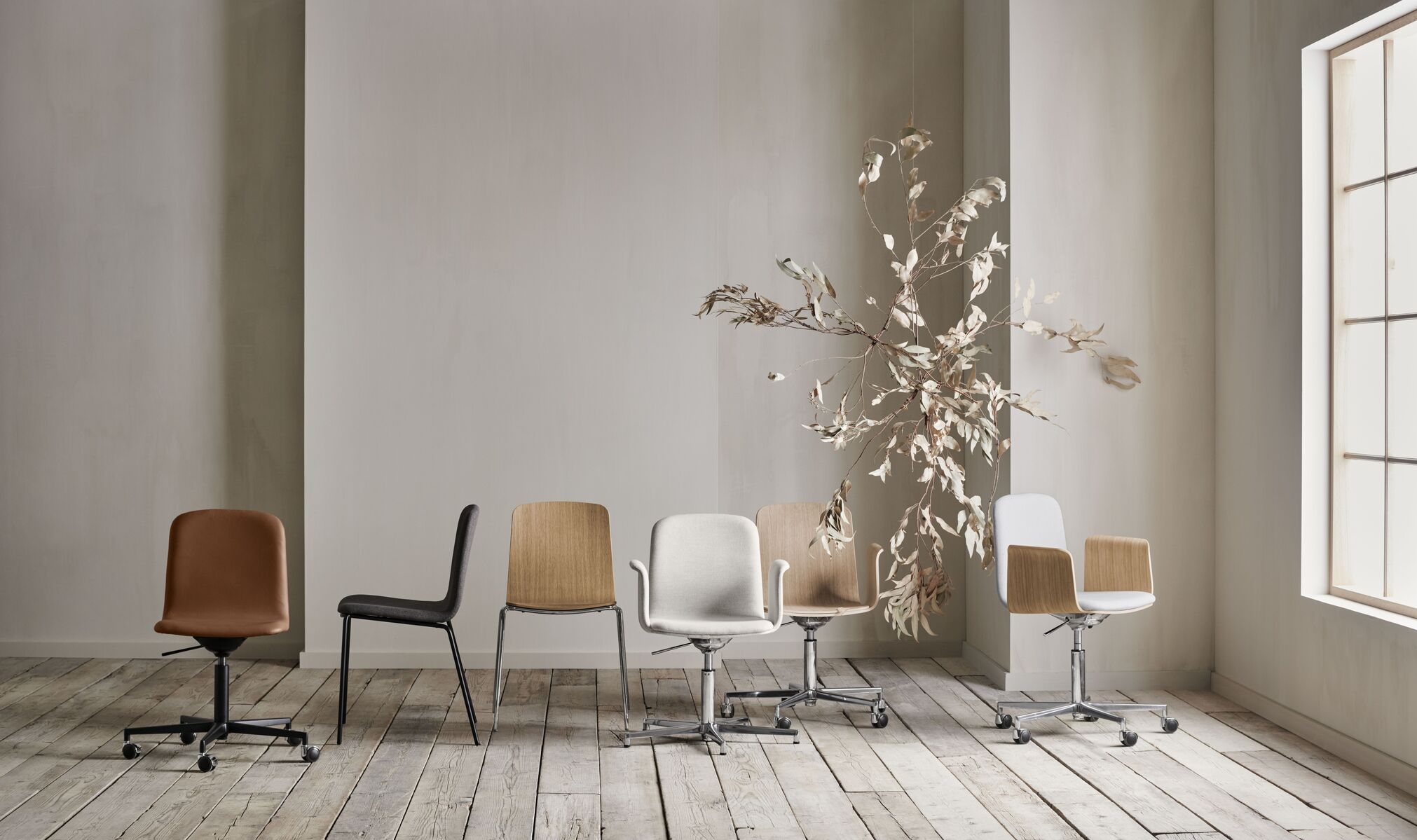 Armchair with palm armrests, bleached oak veneer