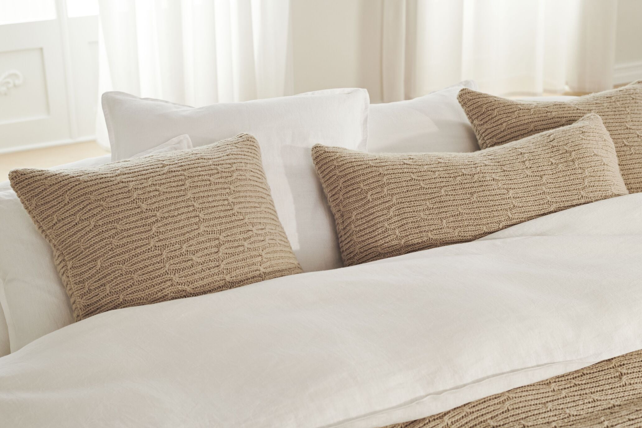 Plover heavy cream pillow