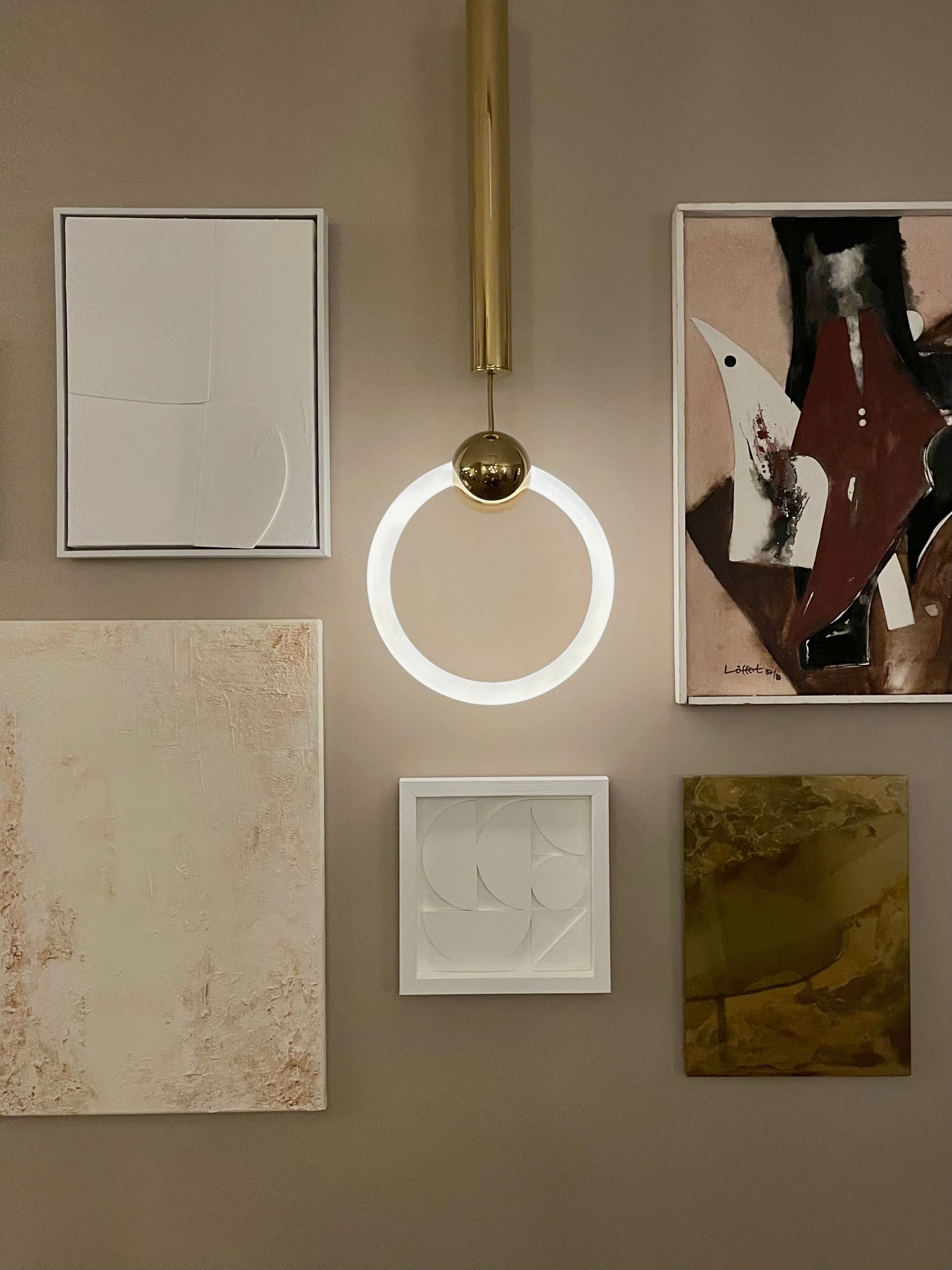 Lampa wisząca RING opalowy klosz z mosiężnym wykończeniem