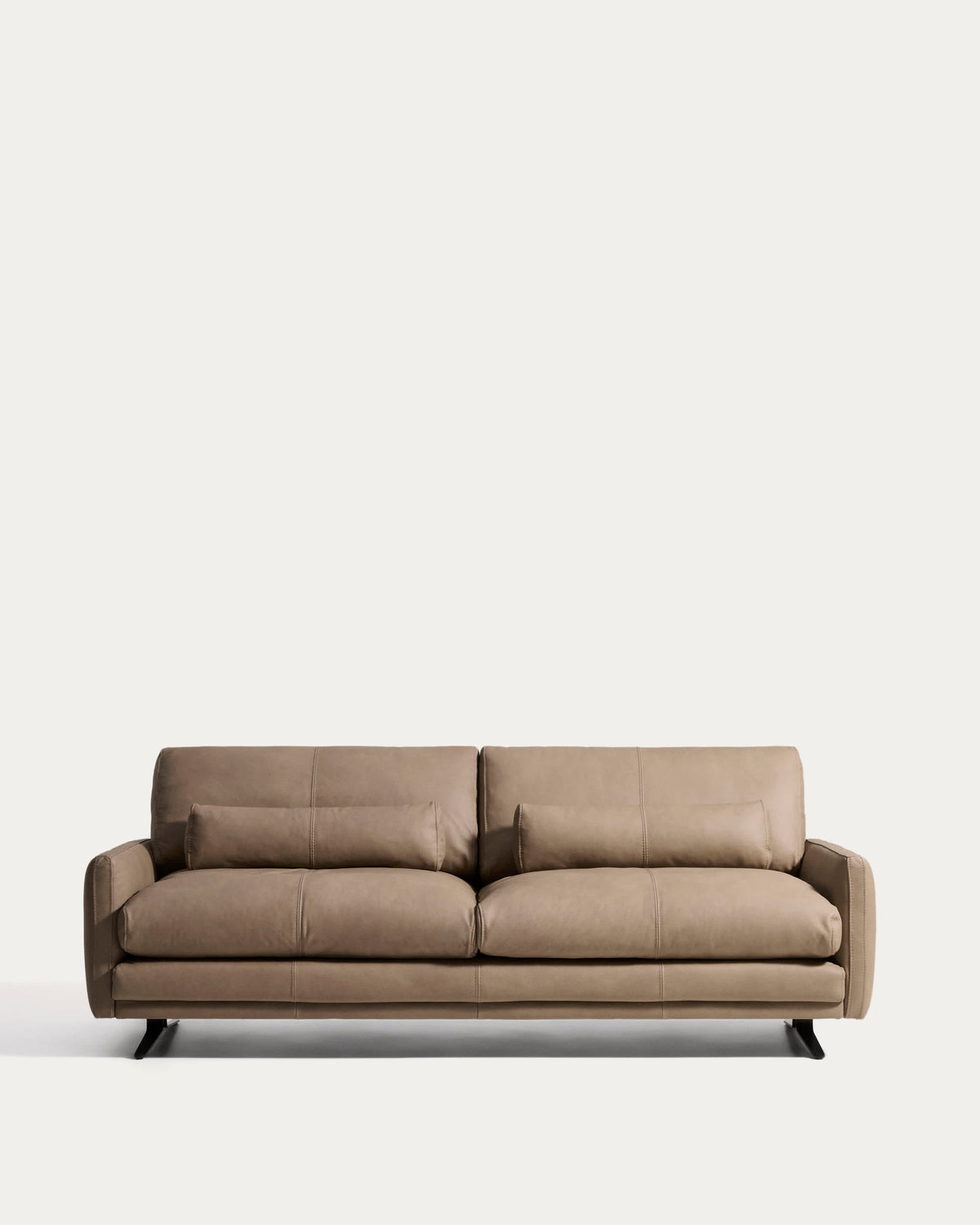 Sofa 4-osobowa VELIRO brązowa skóra z czarnymi metalowymi nogami – Kave Home