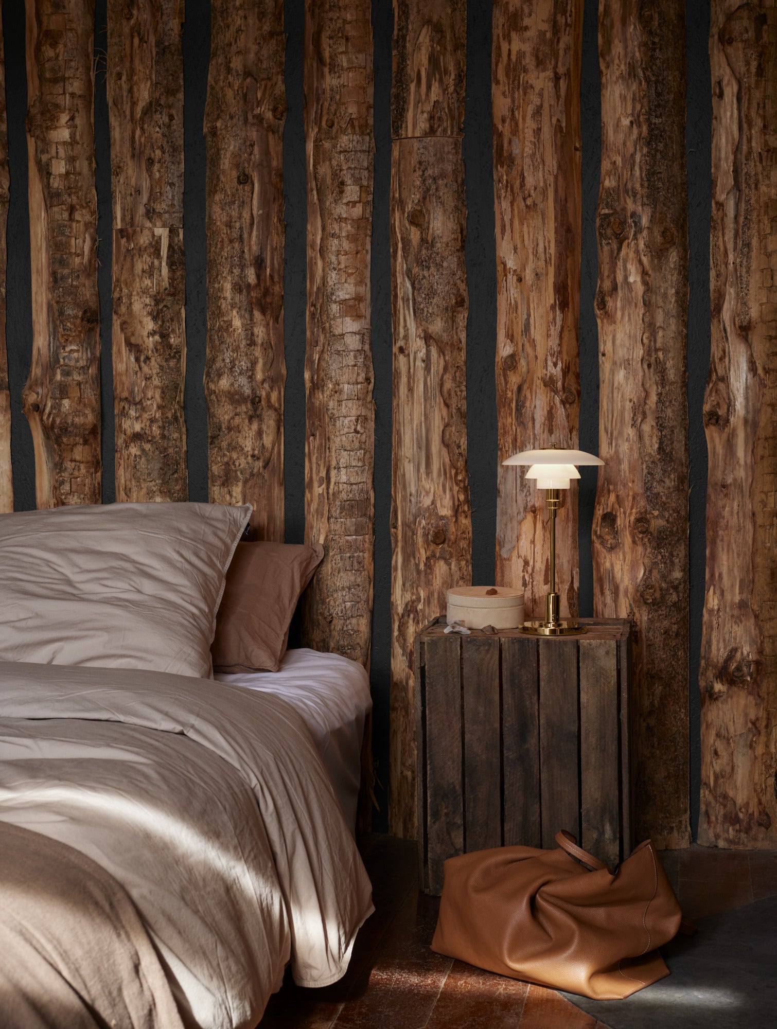 Tragbare Lampe PH 2/1 weiß mit messingfarbenem Fuß