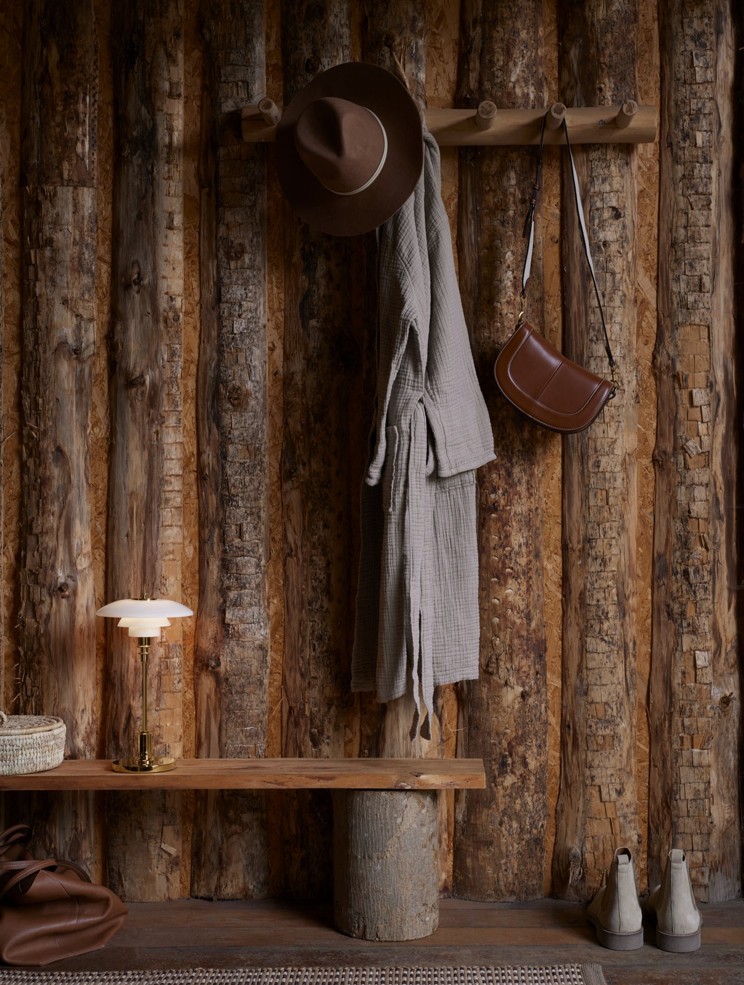 Tragbare Lampe PH 2/1 weiß mit messingfarbenem Fuß