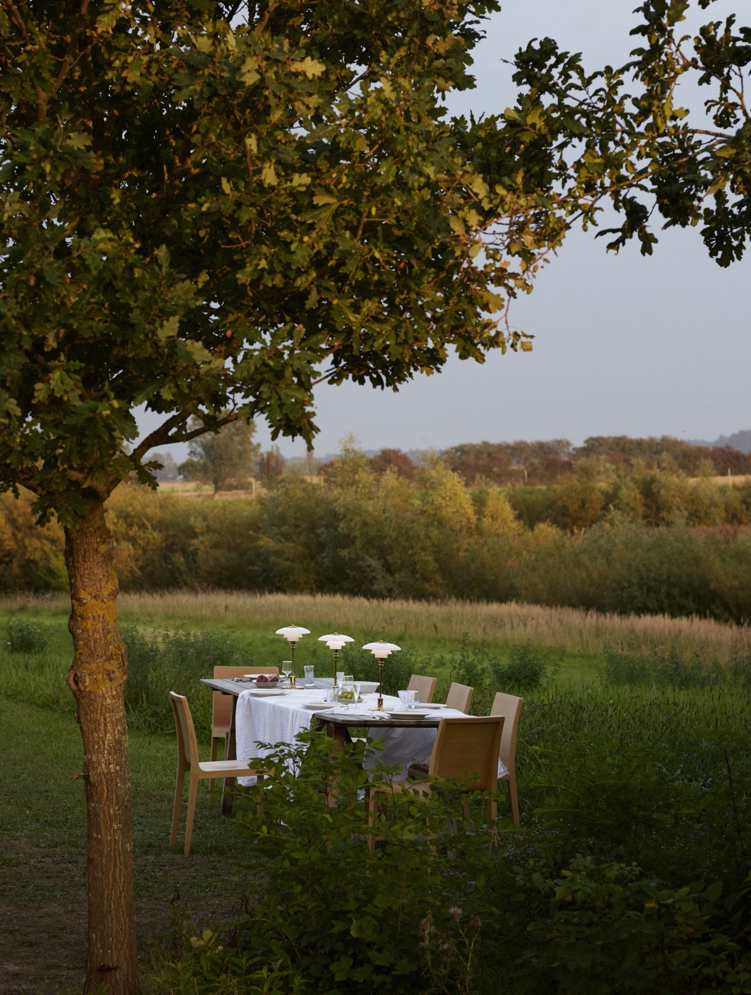 Tragbare Lampe PH 2/1 weiß mit messingfarbenem Fuß